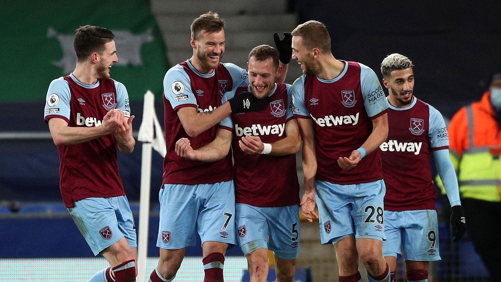 
                <strong>Aus dem Nichts: Sieben Gründe für den Aufschwung von West Ham United</strong><br>
                West Ham United spielt in der Premier League eine überraschend starke Saison, nach 20 absolvierten Partien steht der englische Traditionsverein auf dem fünften Tabellenplatz und damit vor Mannschaften wie dem FC Arsenal und dem FC Chelsea. Aber was macht die "Hammers" in dieser Spielzeit so stark? ran.de hat sich auf Spurensuche begeben.
              