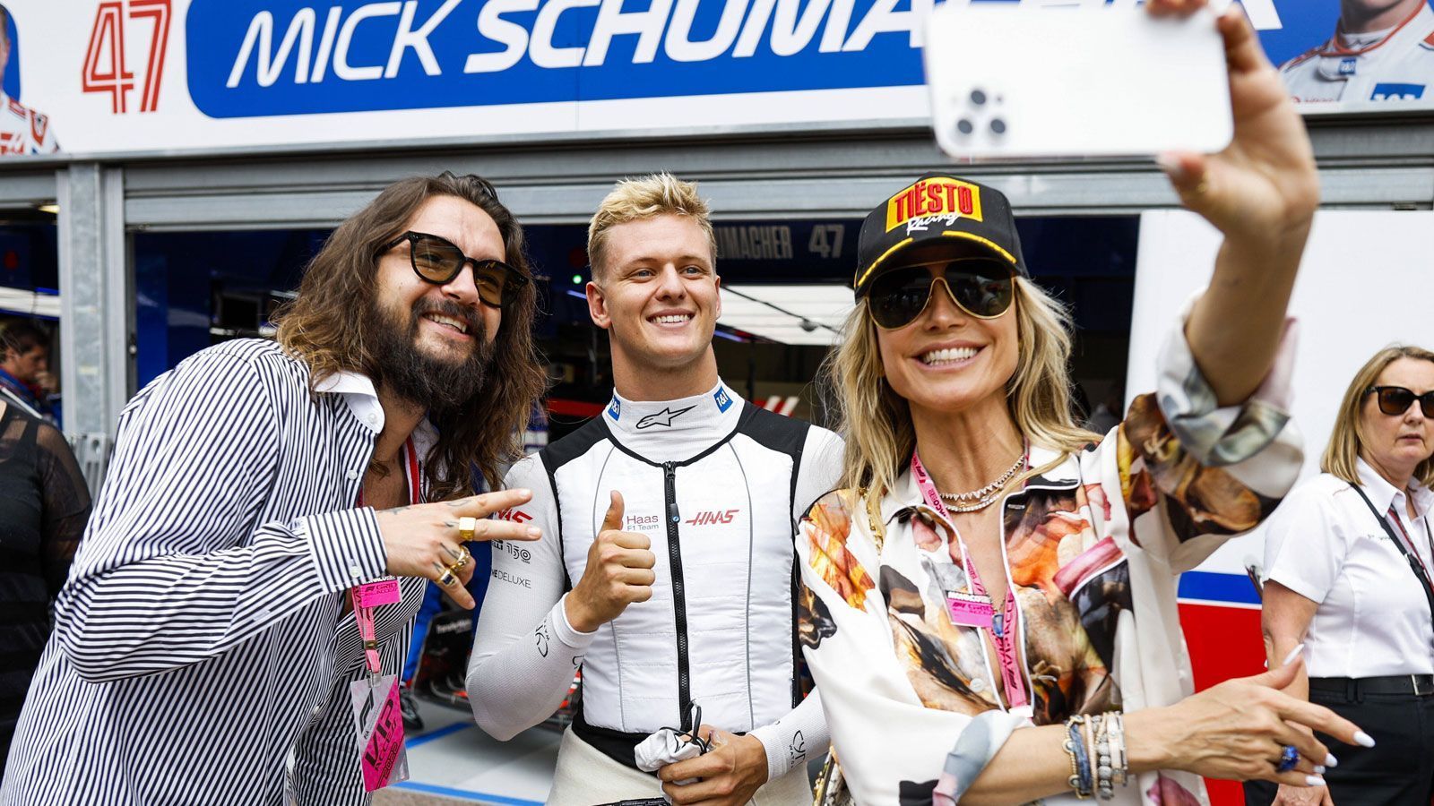 
                <strong>Verlierer: Mick Schumacher (Haas)</strong><br>
                Vor dem Rennen strahlt Mick Schumacher (M.) noch mit zwei Auswanderern um die Wette. Doch am Sonntagnachmittag hat der Haas-Pilot nichts zu lachen. Zunächst kreiselt er fernab der Punkteränge durchs Fürstentum, ehe der 23-Jährige kurz vor Rennmitte am Schwimmbad die Kontrolle über sein Gefährt verliert und mit diesem in der Streckenbegrenzung einschlägt. Der Bolide zerreißt in zwei Teile, Schumi jr. bleibt jedoch zum Glück äußerlich unverletzt. Doch diese bangen Momente häufen sich, auch in Monaco sammelt der Sohn von Michael Schumacher keine Pluspunkte für einen Aufstieg innerhalb der Formel 1. Zu allem Überfluss sorgt er mit seinem Unfall auch noch für eine Rennunterbrechung.
              