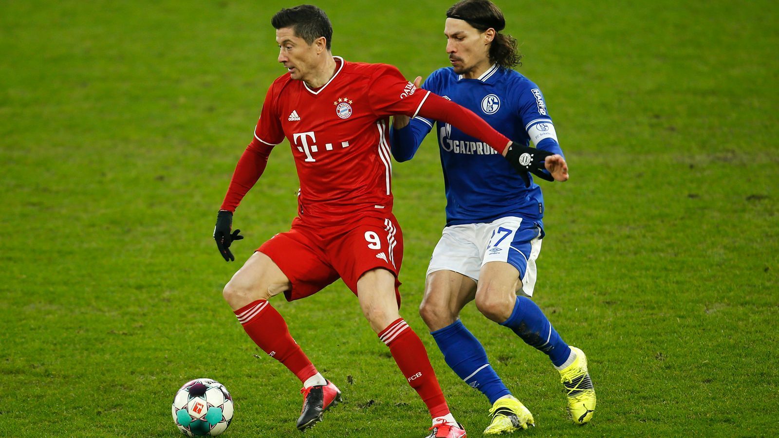 
                <strong>Robert Lewandowski</strong><br>
                Hat nach sieben Minuten die Führung auf dem Kopf. Scheitert später nach schöner Variante per Freistoß an Fährmann. In Weltfußballer-Manier macht er dann das 2:0 nach einem Traumpass von Kimmich. Bekommt ab der 80. Minute eine Pause. ran.de-Note: 2
              