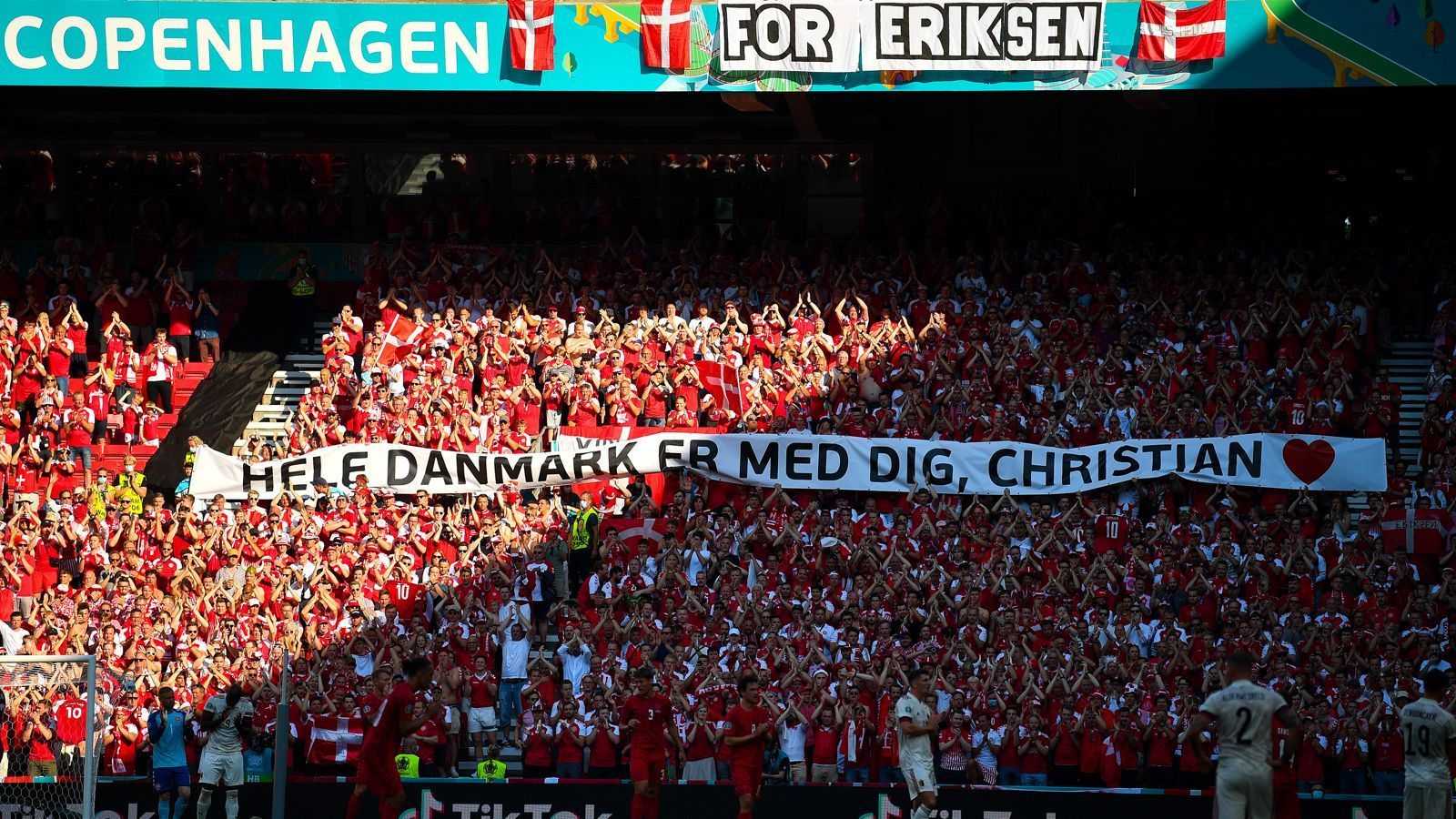 
                <strong>Klatschen</strong><br>
                In der zehnten Minute wird das Spiel unterbrochen, die Zuschauer erheben sich von ihren Plätzen und klatschen für Eriksen, ebenso wie die Spieler auch.
              