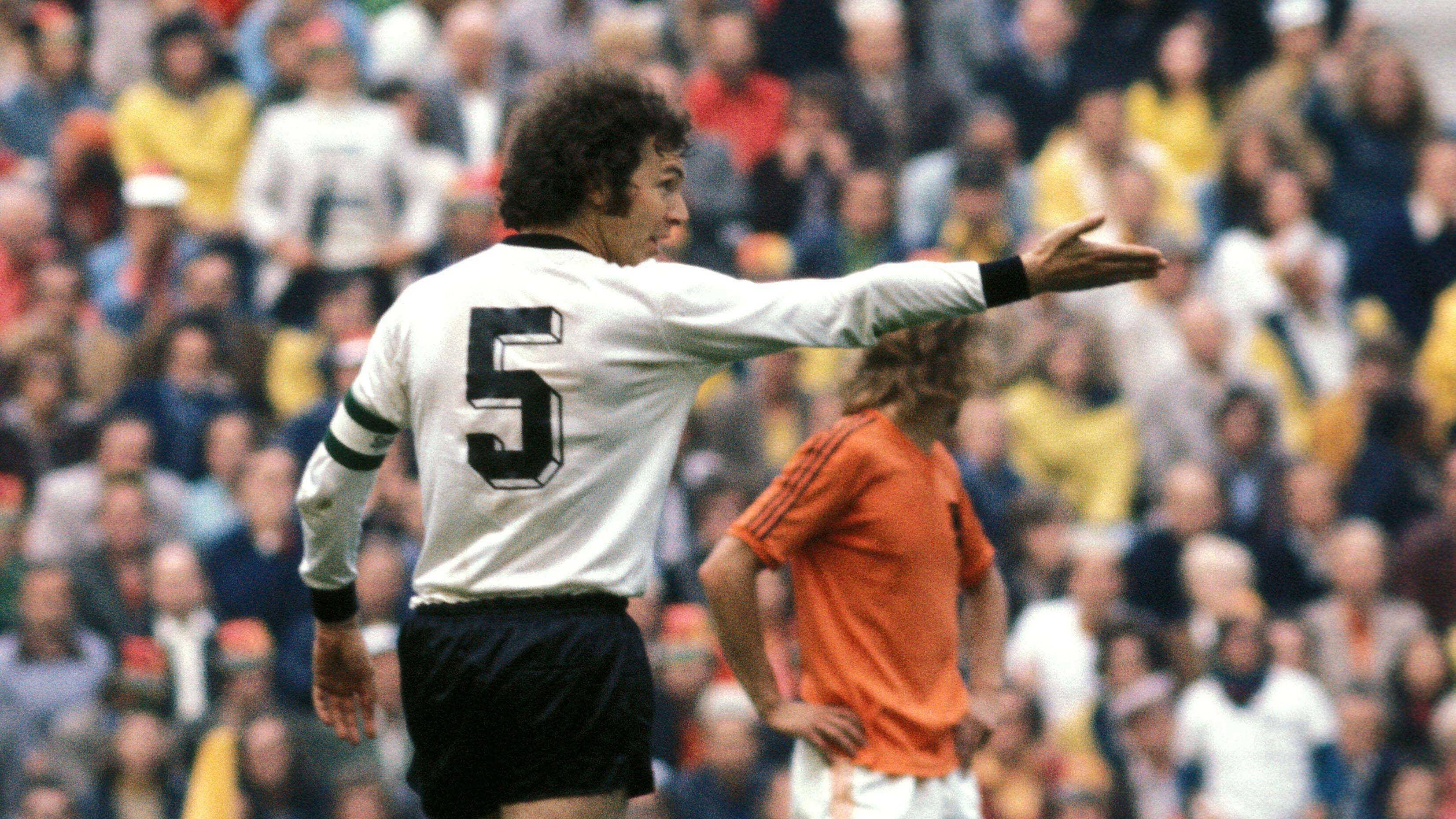 <strong>Kaiser Franz</strong><br>1974 war auch das Jahr des kürzlich verstorbenen Franz Beckenbauer. Er wurde zum dritten Mal zum Fußballer des Jahres gewählt. In der DDR war es Bernd Bransch.