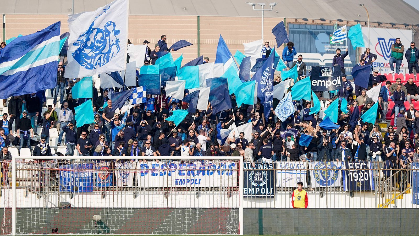 
                <strong>FC Empoli</strong><br>
                Nun machte die "Schickeria" die Fan-Freundschaft mit den Ultras des FC Empoli offiziell. In einem Statement der Ultra-Gruppierung heißt es: "Wir und die Ultras Empoli gehen Seite an Seite. Gestern waren wir zum Heimspiel gegen Napoli mit der bis dato größten Abordnung an FC Bayern Ultras zu Gast und haben mit Stolz das erste Mal unsere Fahne in der Curva Maratona Emiliano del Rosso über die der Ultras Empoli gehängt. Wir freuen uns schon die Empolesi bald zum Gegenbesuch in der Südkurve begrüßen zu dürfen." Der Beginn der Freundschaft startete vor acht Jahren, als fünf Anhänger des FC Empoli die Bayern bei einem Champions-League-Spiel in Rom unterstützten.
              