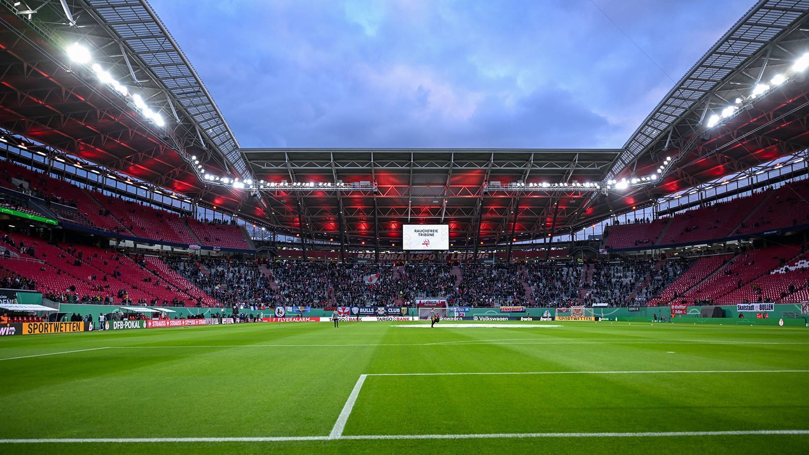 
                <strong>RB Leipzig </strong><br>
                &#x2022; Aktueller Name: Red Bull Arena<br>&#x2022; Alter Name: Zentralstadion<br>&#x2022; Eröffnung des Stadions: August 1956<br>&#x2022; Jahr der Übernahme: 2010<br>
              