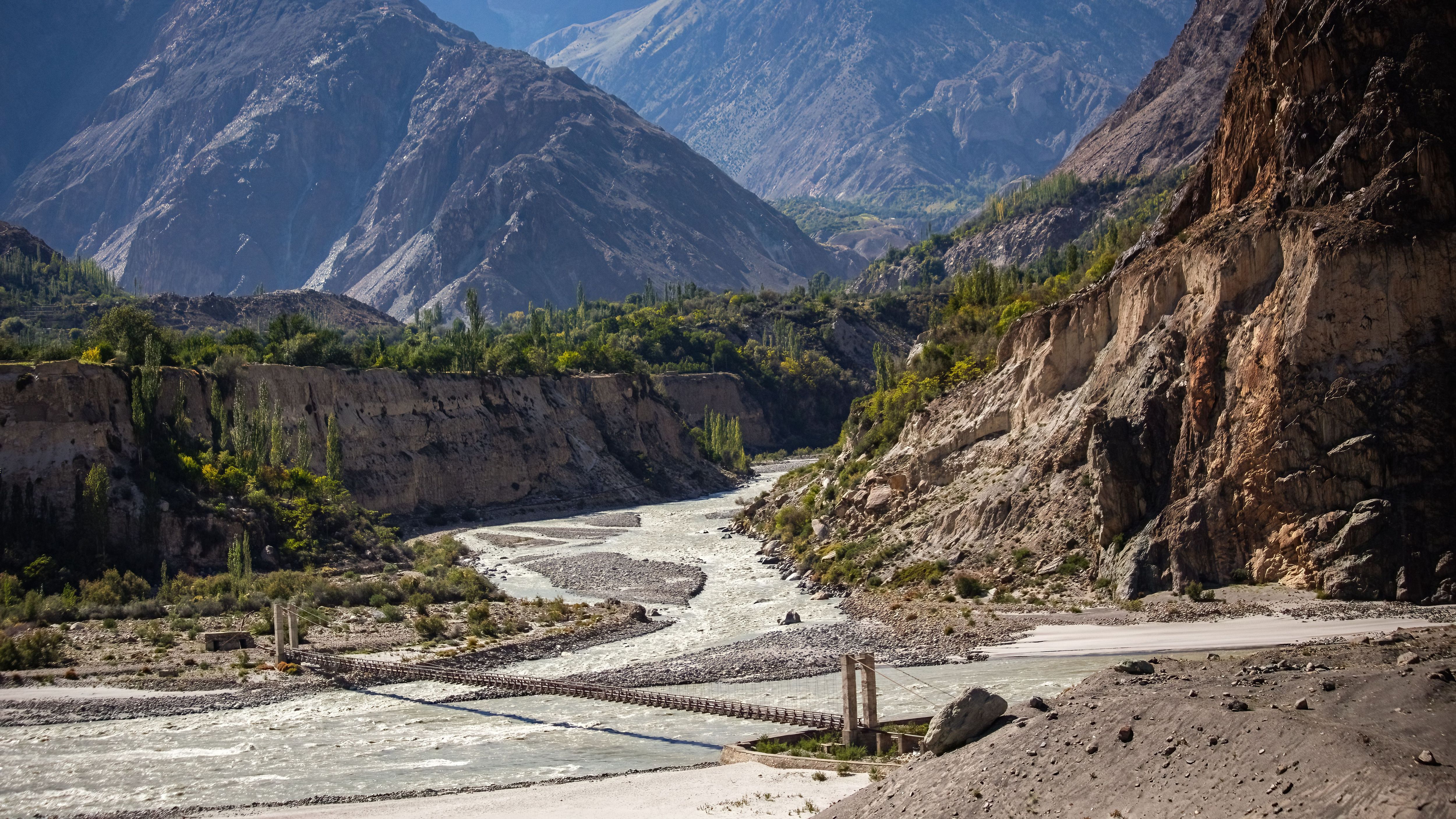 Der Karakorum-Highway verläuft durch China und Pakistan. Brücken führen über wilde Flüsse und es geht über hohe Berge. Der Grenzübergang zwischen den beiden Ländern liegt auf 4.693 Metern.