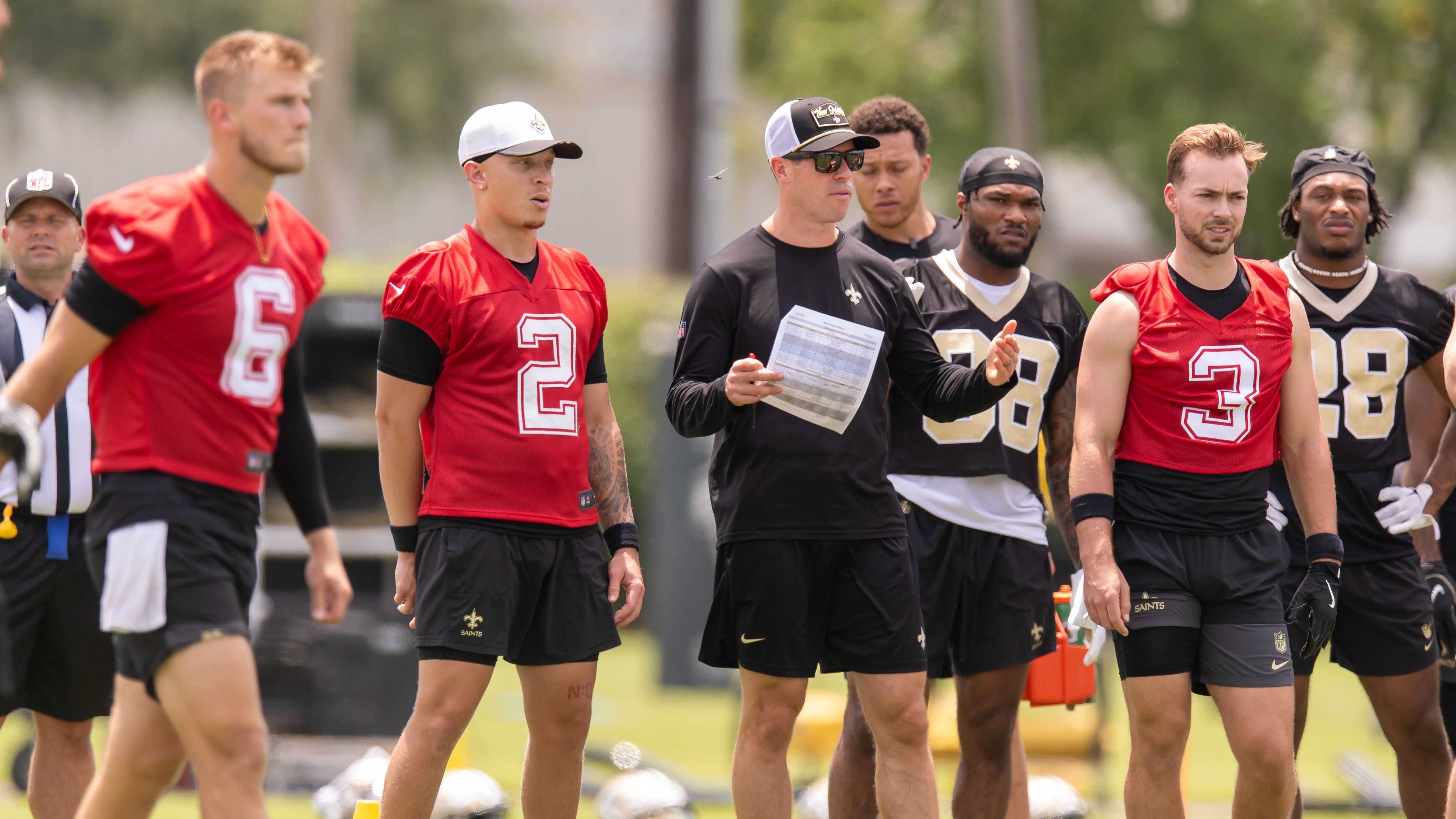 <strong>New Orleans Saints: Wer beerbt Derek Carr?</strong><br>Gehen die Saints mit einem Rookie in die neue Saison? Oder setzen sie doch zumindest auf einen Hauch NFL-Erfahrung? Aktuell trainieren Zweitrunden-Pick Tyler Shough und Spencer Rattler abwechselnd mit der ersten Garde. Rattler konnte in der vergangenen Saison nicht wirklich überzeugen, Shough dürfte also in Sachen <a data-li-document-ref="544653" href="https://www.ran.de/sports/american-football/nfl/news/nfl-derek-carr-erklaert-gruende-fuer-seinen-ruecktritt-bei-den-new-orleans-saints-544653">Carr-Erbe</a> gute Chancen haben.