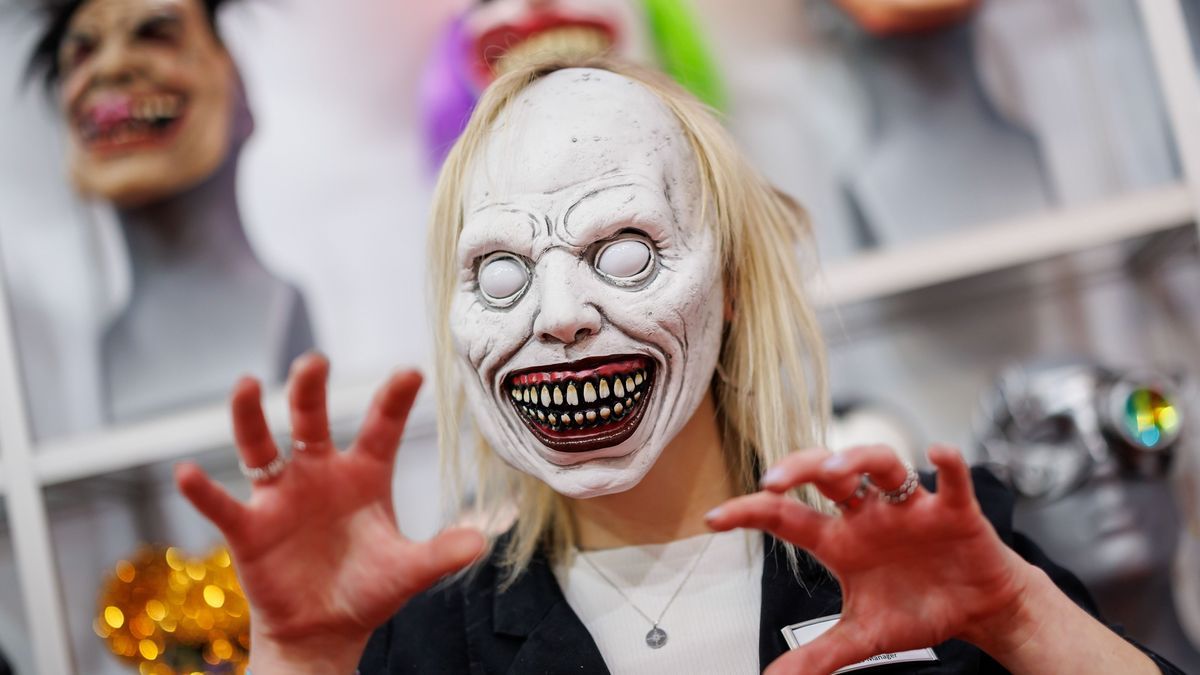 Eine Mitarbeiterin des Halloween-Artikel-Herstellers Zoelibat auf der Nürnberger Spielwarenmesse.