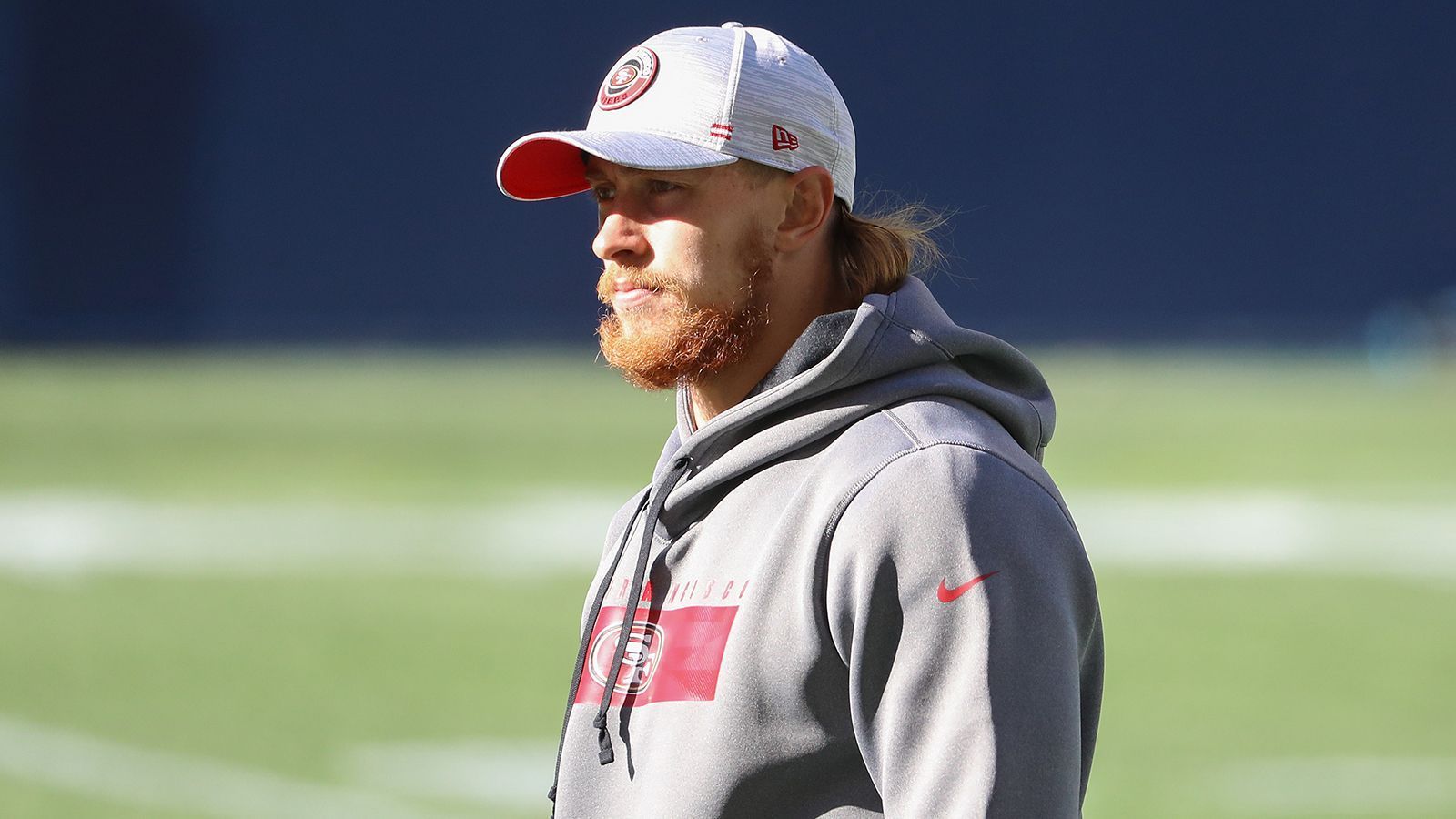 
                <strong>George Kittle (Tight End)</strong><br>
                Neben Garoppolo müssen die 49ers in dieser Saison wohl auch auf die zweite offensive Stütze im Team verzichten. Wie Adam Schefter berichtet, zog sich Kittle gegen die Seattle Seahawks einen Knochenbruch im Fuß zu und wird für mindestens acht Wochen ausfallen. Ob Kittle damit in dieser Saison nochmal aufs Feld zurückkehren kann, hängt demnach vom Heilungsverlauf ab und ist Stand heute schwer vorauszusagen. "Sie haben mir gesagt, acht Wochen. Kittle sagt zwei, aber so tickt er", sagte Head Coach Kyle Shanhan: "Deshalb geht er auf Injured Reserve und wenn es am Ende besser ist als das, was sie sagen, hat er die Chance, dieses Jahr wiederzukommen. Aber acht Wochen sind acht Wochen."
              