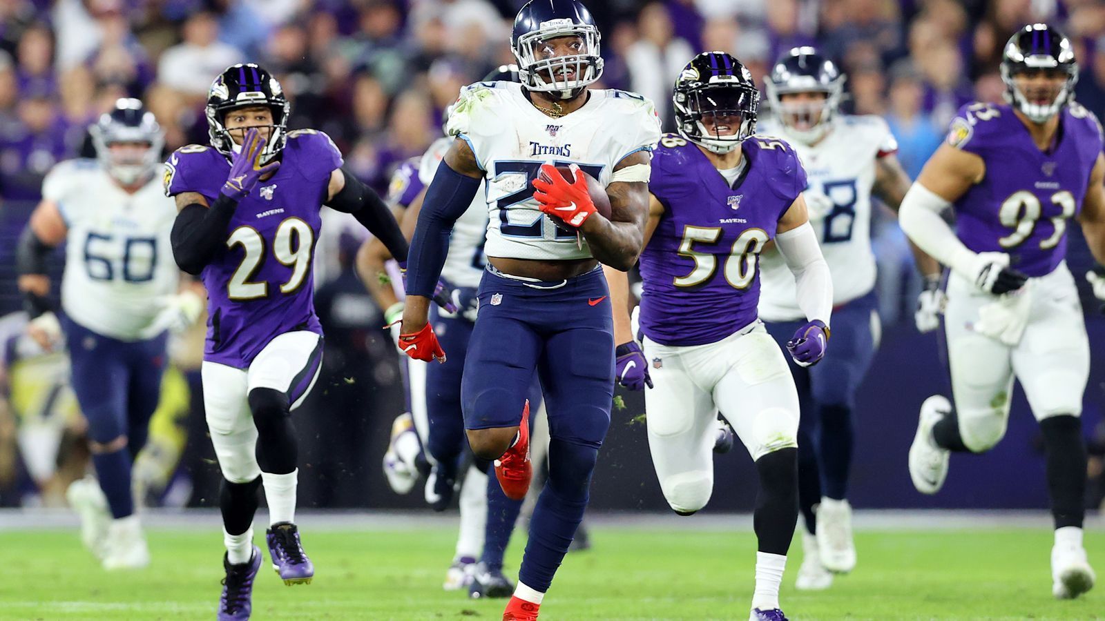 
                <strong>11. Januar 2020: Tennessee Titans at Baltimore Ravens (Divisional Round)</strong><br>
                Die Baltimore Ravens gingen mit einer Bilanz von 14-2 als Nummer eins der AFC in die Playoffs - und sahen gegen die an #6 gesetzten Tennessee Titans beim 12:28 im Divisional Round Game überhaupt kein Land. Vor allem, weil die Ravens kein Mittel gegen Running Back Derrick Henry (Foto) fanden. Das Team um MVP-Favorit Lamar Jackson reiht sich damit in eine illustre Runde von gescheiterten Favoriten der vergangenen zehn Jahre ein. ran.de zeigt die größten Sensationen der jüngeren Playoff-Vergangenheit.
              