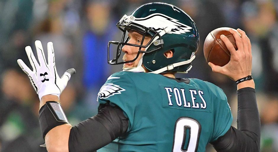 
                <strong>Fakt 7: Foles ist Mr. Playoff</strong><br>
                Wenn bei den Patriots Danny Amendola Mr. Playoff ist, ist es bei den Eagles Nick Foles. Der Quarterback erreichte in seinen ersten drei Postseason-Spielen als Starter jeweils ein Passer Rating von über 100 Punkten. Das war zuvor keinem Signal Caller der NFL gelungen. Seine Zahlen in diesen drei Partien: 75 Prozent angekommene Pässe, 793 Yards, fünf Touchdowns, keine Interception und ein Rating von 116,3. Führt Foles diesen Lauf im Super Bowl fort, müsste Brady schon der GOAT sein, um ihn zu schlagen. Oh, Moment ...
              