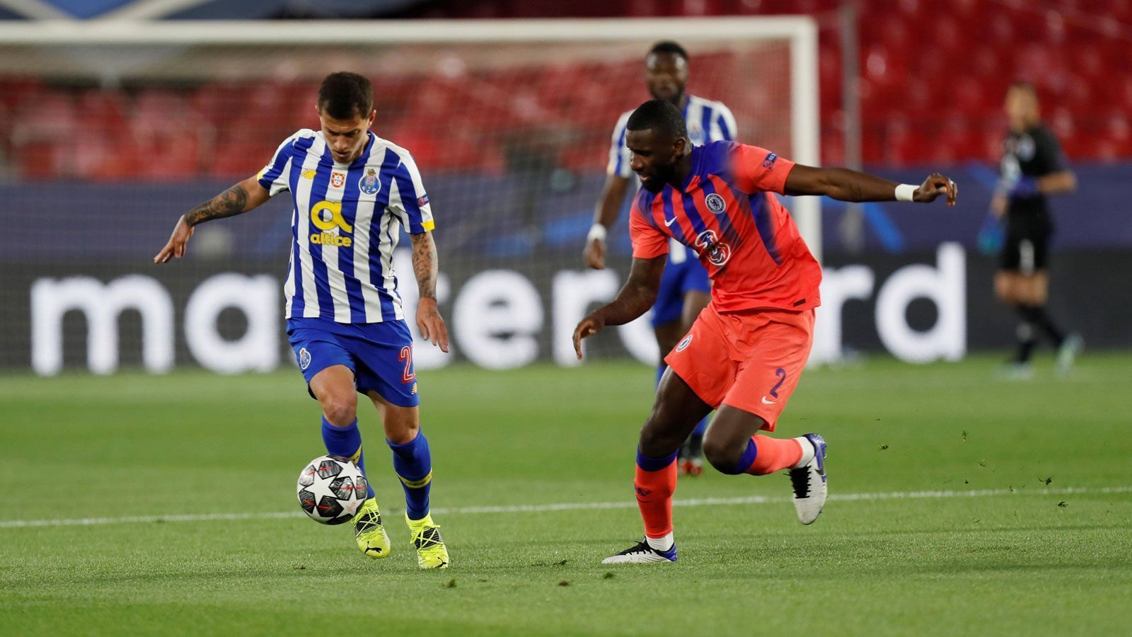 
                <strong>Antonio Rüdiger</strong><br>
                Nachdem Thomas Tuchel in der vergangenen Partie aufgrund eines Trainingsstreits mit Ersatztorwart Kepa Arrizabalaga auf Antonio Rüdiger verzichtet, steht er gegen Porto wieder in der Startelf. Als linker Innenverteidiger macht Rüdiger seine Sache weitestgehend gut und hilft, die weiße Weste zu wahren.
              