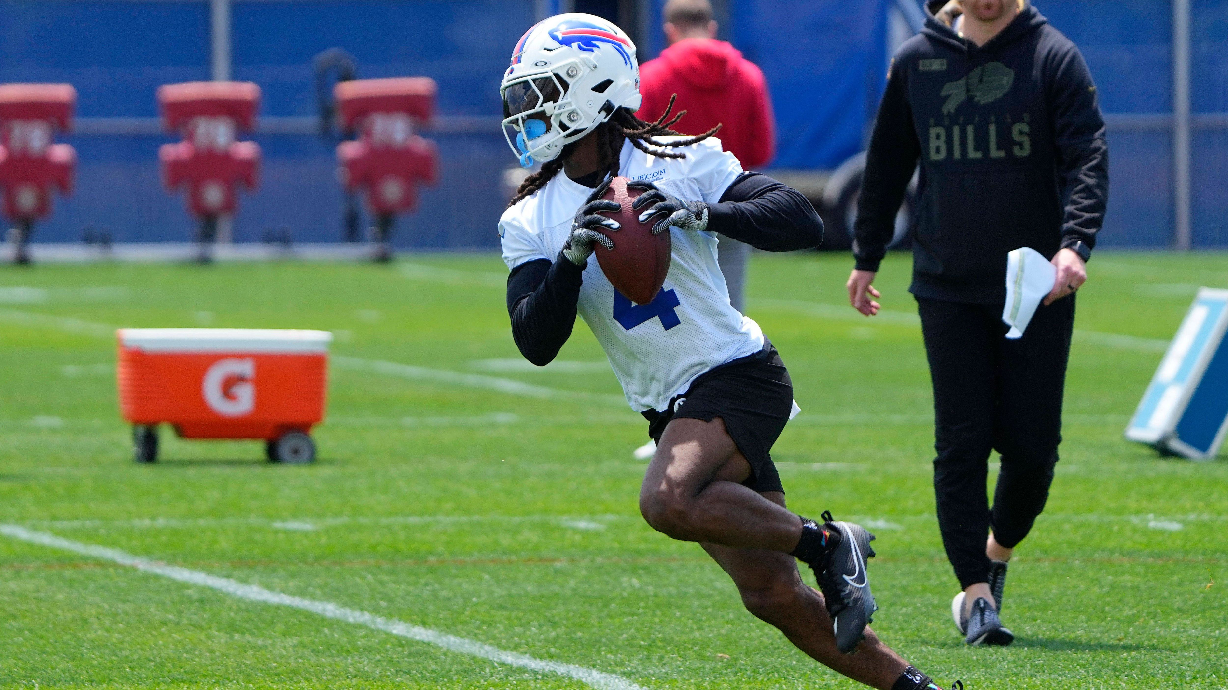 <strong>Buffalo Bills: Schwächen</strong><br>Problematisch für Buffalo ist nach wie vor das Laufspiel. Zwar kommt mit Damien Harris ein starker Running Back aus New England als Backup für James Cook (Bild). Doch schon in der Vergangenheit hatte das Team mehrere Optionen auf der Position und trotzdem erfolgten immer wieder Play-Calls für Josh Allen, der deswegen oft angeschlagen in die Playoffs ging.