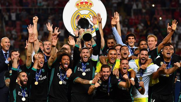 
                <strong>Real Madrid gewinnt 25. internationalen Titel</strong><br>
                Real Madrid hat beim Gewinn des UEFA Supercups einen neuen Rekord aufgestellt. Die Madrilenen haben durch den 2:1-Erfolg über die "Red Devils" den 25. internationalen Titel eingefahren und sind damit auch in dieser Kategorie die absolute Nummer 1. Für den Champions-League-Sieger war es der zweite Supercup-Erfolg in Folge. Die erfolgreiche Titelverteidigung schaffte in der 44-jährigen Historie des UEFA Supercups bislang nur ein Team, der AC Milan im Jahr 1990. 
              