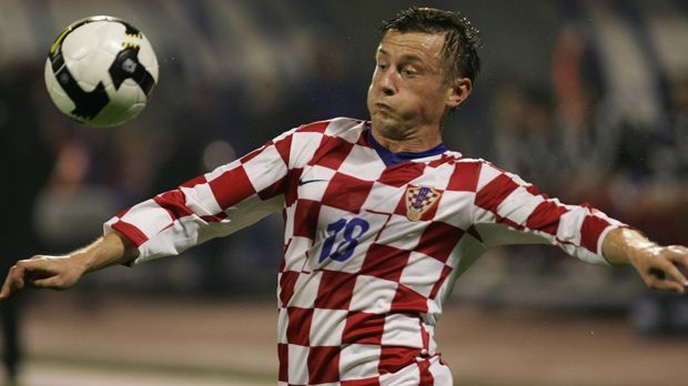 
                <strong>Ivica Olic</strong><br>
                Ivica Olic: Der frühere Bundesliga-Stürmer vom HSV, Wolfsburg und den Bayern lernte das Toreschießen ebenfalls bei Dinamo Zagreb. 2003 folgte Olic dem Ruf des großen Geldes und heuerte bei ZSKA Moskau an. Die Kroaten ließen sich den Abgang mit fünf Millionen Euro Ablöse versüßen. In Deutschland ist der Kroate bis heute nicht nur für seine Tore, sondern vor allem für unermüdlichen Einsatz und Lauffreude, bekannt. Derzeit sucht der 36-Jährige einen neuen Verein.
              