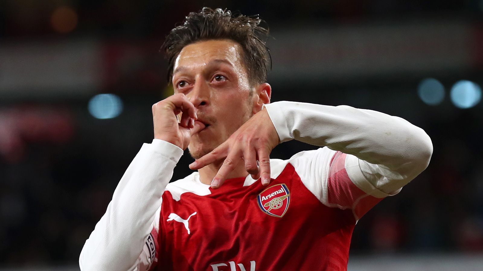 
                <strong>Mesut Özil ist deutscher Top-Torschütze in England</strong><br>
                Mesut Özil hat sich in den Fußball-Geschichtsbüchern verewigt: Der frühere deutsche Nationalspieler erzielte am 22. Oktober 2018 beim 3:1-Sieg des FC Arsenal gegen Leicester City einen Treffer und stellte damit einen Rekord auf. Özil traf zum 30. Mal in der Premier League und ist damit alleiniger deutscher Toptorschütze im englischen Oberhaus. Zuvor hatte er sich diesen Titel mit Jürgen Klinsmann geteilt. Der Ex-Bundestrainer traf zwischen 1994 und 1998 insgesamt 29 Mal für Tottenham Hotspur.
              