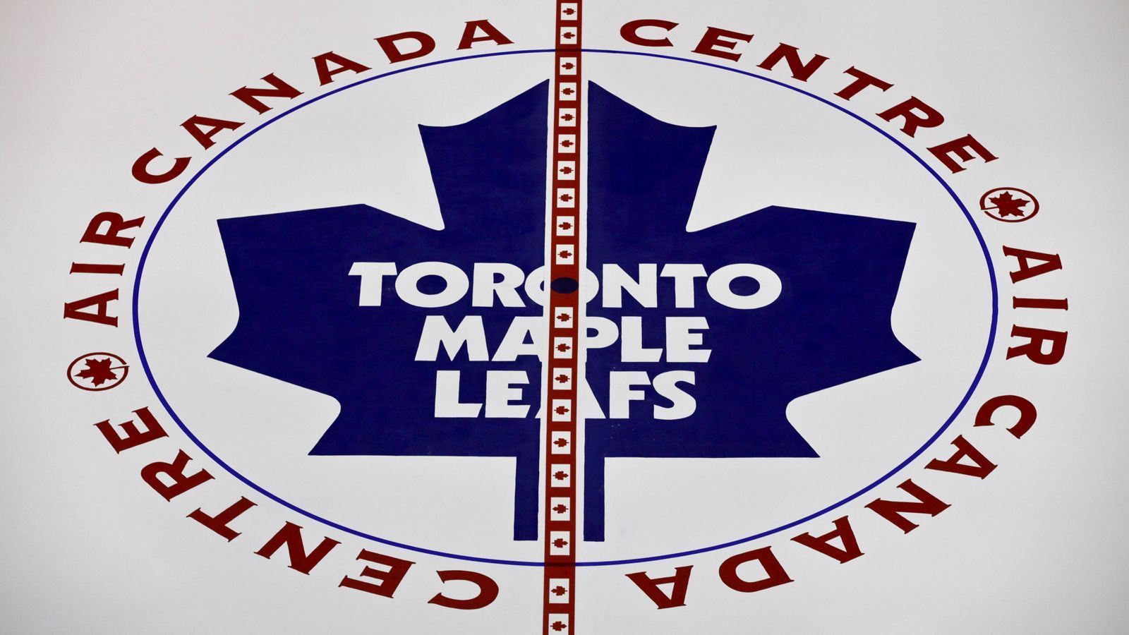 <strong>Toronto Maple Leafs</strong><br>
                Das Eishockey-Team aus Toronto war von 1917 bis 1919 als Toronto Arenas aktiv, daraufhin bis zum Jahre 1927 als Toronto St. Patricks. Anschließend kaufte Conn Smythe das Team auf und benannte es nach dem Maple Leaf Regiment, für das er selber im Ersten Weltkrieg gekämpft hatte.
