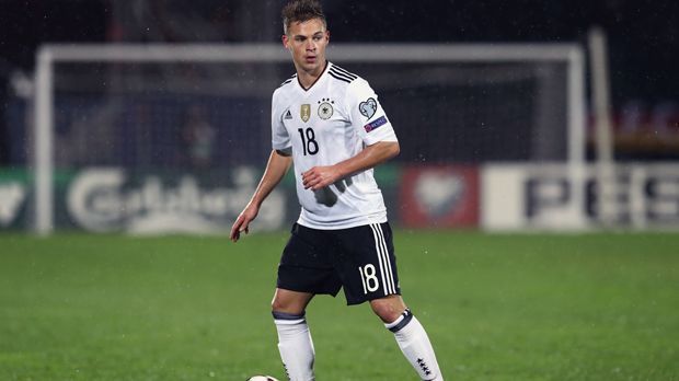 
                <strong>Gewinner - Joshua Kimmich</strong><br>
                Gewinner - Joshua Kimmich: Einer der Emporkömmlinge des Jahres ist der junge Münchner Kimmich. Er schaffte es gerade noch in den EM-Kader und spielte in Frankreich vom dritten Gruppenspiel bis zum Aus im Halbfinale als Rechtsverteidiger überragend. Zuletzt durfte Kimmich gegen San Marino erstmals in auch in der Innenverteidigung ran - und überzeugte natürlich.
              