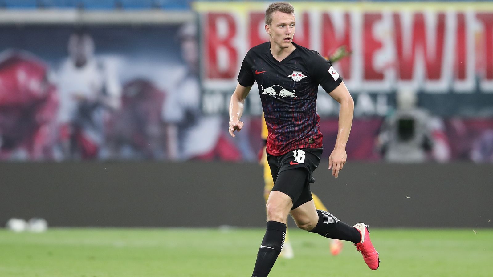 
                <strong>Lukas Klostermann (seit 2014 im Verein)</strong><br>
                Klostermann ist schon ein echtes Leipziger Urgestein. 2014 wechselte er für eine Million Euro Ablöse vom VfL Bochum zu RB Leipzig, für die "Roten Bullen" kommt er bislang auf 208 Spiele bei 13 Toren und elf Assists. In dieser Saison absolvierte er bisher zehn Spiele, in denen ihm eine Torvorlage gelang. Seine Ausstiegsklausel liegt dem Bericht zufolge diese Saison bei 40 Millionen Euro.
              