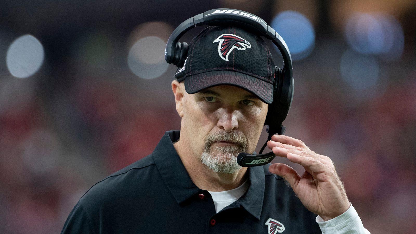 
                <strong>Verlierer: Dan Quinn</strong><br>
                Es gibt so Spiele, da gibt es keine Ausreden. Für die Atlanta Falcons war das Spiel gegen die Arizona Cardinals so ein Spiel, doch das ging 33:34 verloren, die fünfte Niederlage im sechsten Spiel. Die Kritik wird immer lauter, die Luft immer dünner. Wie NFL-Insider Ian Rapoport berichtet, will Besitzer Arthur Blank bis Week 9 – dann haben die Falcons eine Bye-Week – Fortschritte sehen.
              