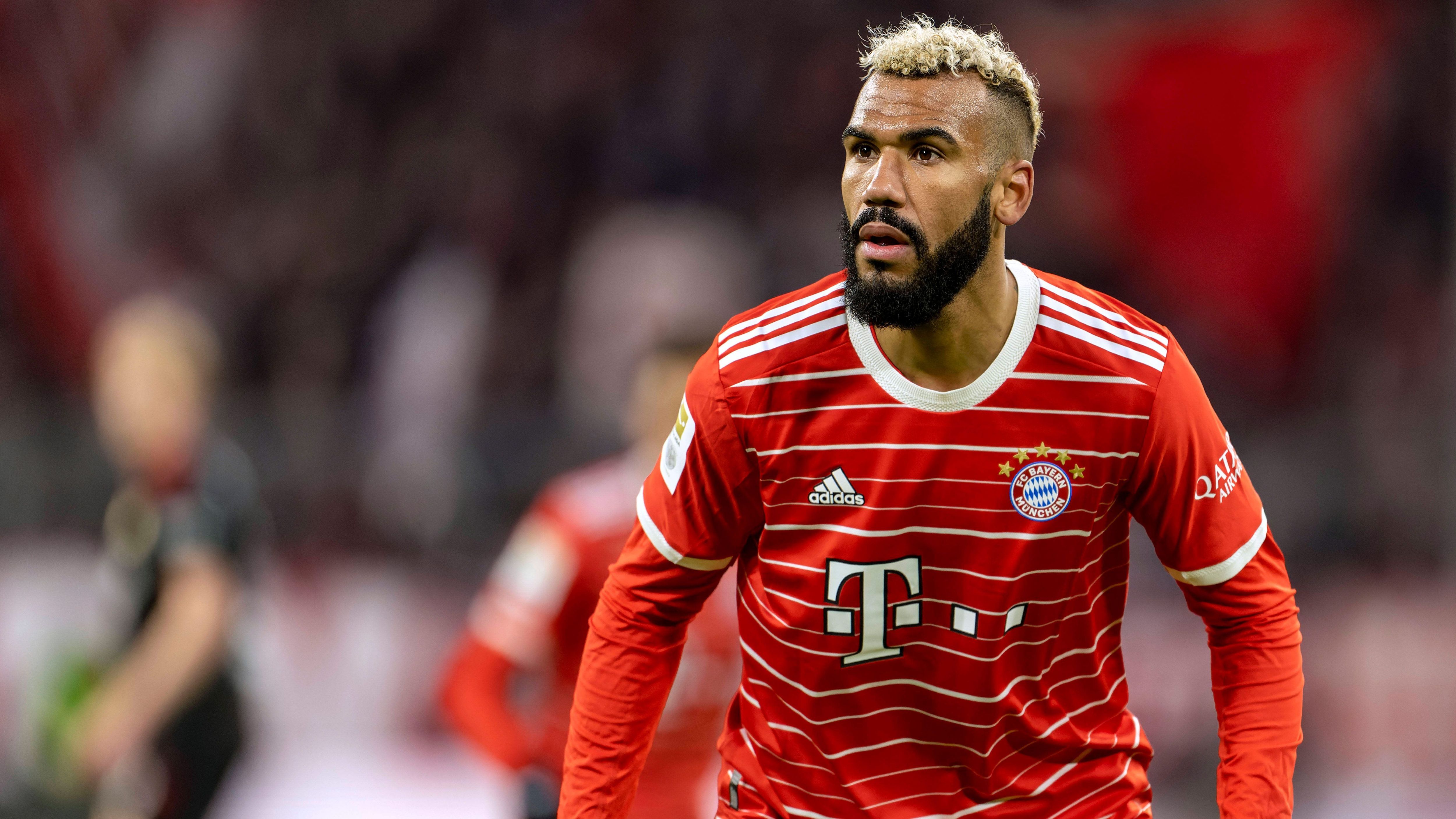 
                <strong>Choupo-Moting vor Verlängerung beim FC Bayern - Die Zahlen des Mega-Deals</strong><br>
                Übereinstimmenden Medienberichten zufolge verlängert Eric Maxim Choupo-Moting seinen Vertrag beim FC Bayern München um ein weiteres Jahr. Dafür soll der 33 Jahre alte Angreifer nun gut das Doppelte des bisherigen Gehalts verdienen - auch weil es wohl namhaftes Interesse aus dem Ausland gab. ran schaut auf die Zahlen des neuen Mega-Deals von Choupo-Moting.
              