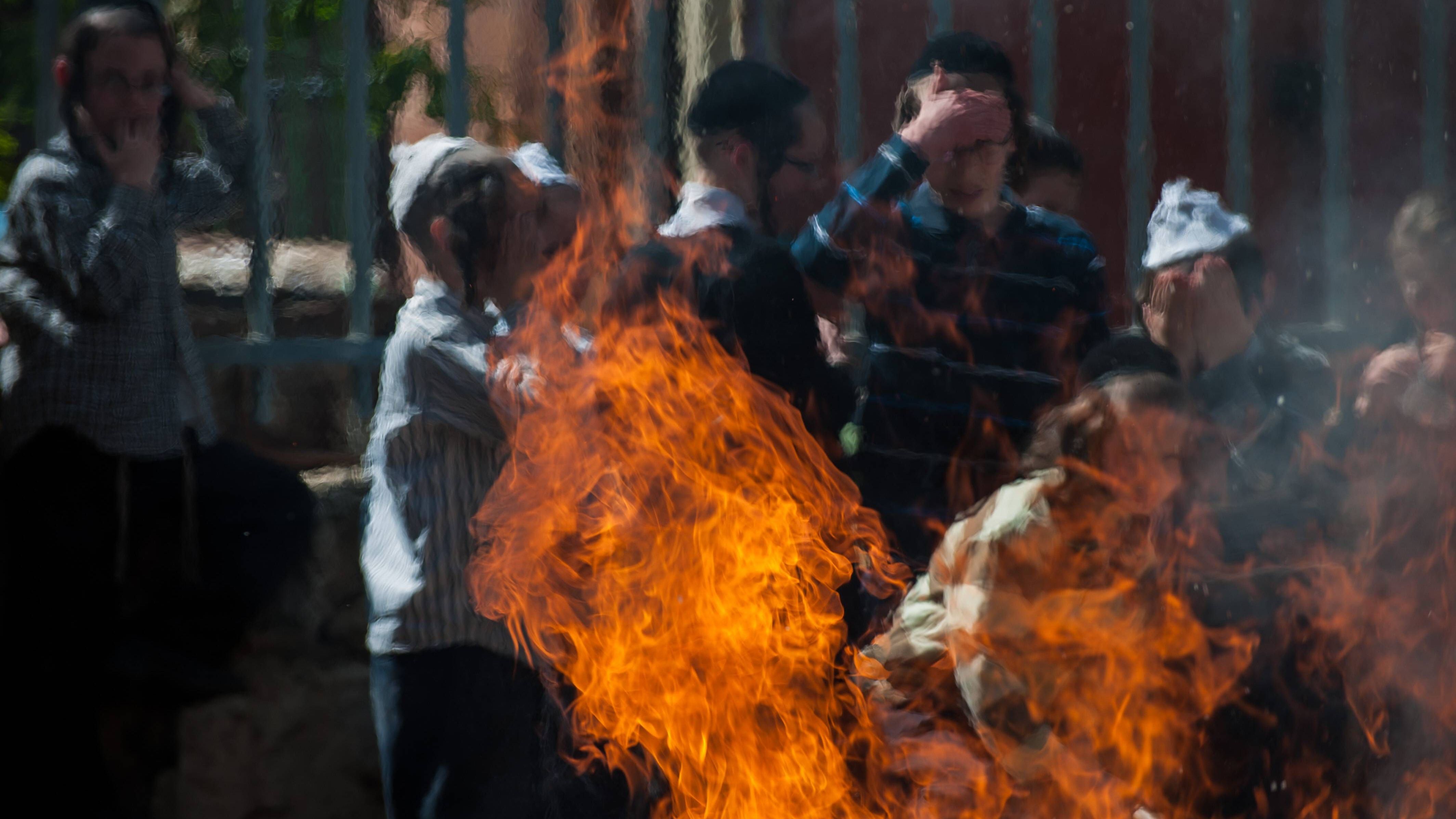 Frühjahrsputz mit Feuer! Vor dem Pessach-Fest werden im Haus alle Spuren von gesäuertem Brot entfernt - da gesäuerte Speisen während der Feiertage verboten sind. Orthodoxe Gläubige verbrennen sogar Speisereste.