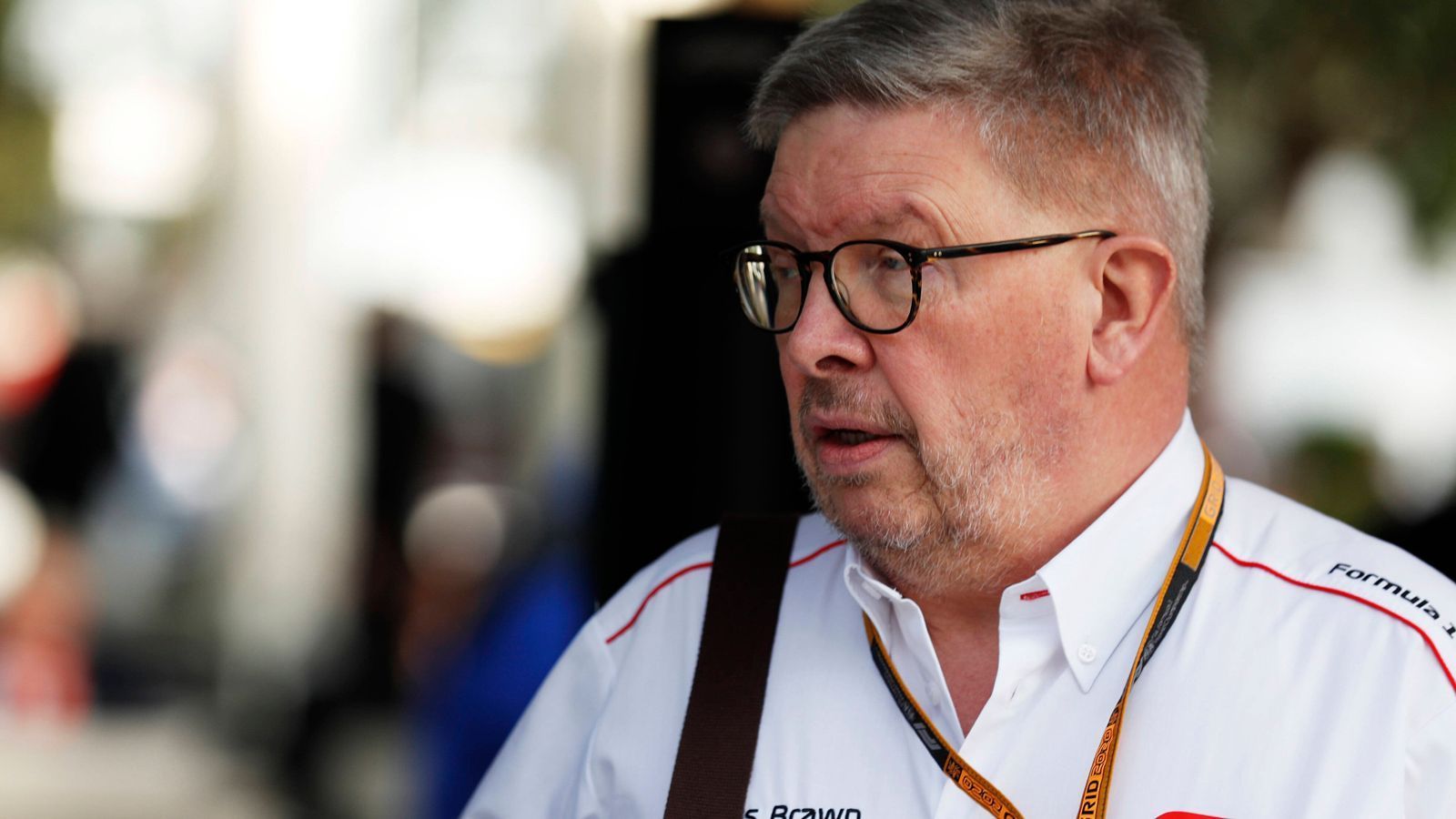 
                <strong>Sparmaßnahmen</strong><br>
                Gespart wird in der Formel 1 auch schon. Neben den Teams haben auch die Macher Sparmaßnahmen eingeführt. Geschäftsführer Chase Carey, Sportchef Ross Brawn und 15 weitere leitende Angestellte verzichten für zwei Monate auf 20 Prozent ihres Gehalts, berichtet die Daily Mail. Wie es weiter heißt, sei die Hälfte der 500 Angestellten der Betreibergesellschaft der Formel 1 in Zwangsurlaub geschickt worden. 2019 machte die Formel 1 mehr als zwei Milliarden Dollar Umsatz, der aktuelle Stillstand ist demnach sehr teuer.
              