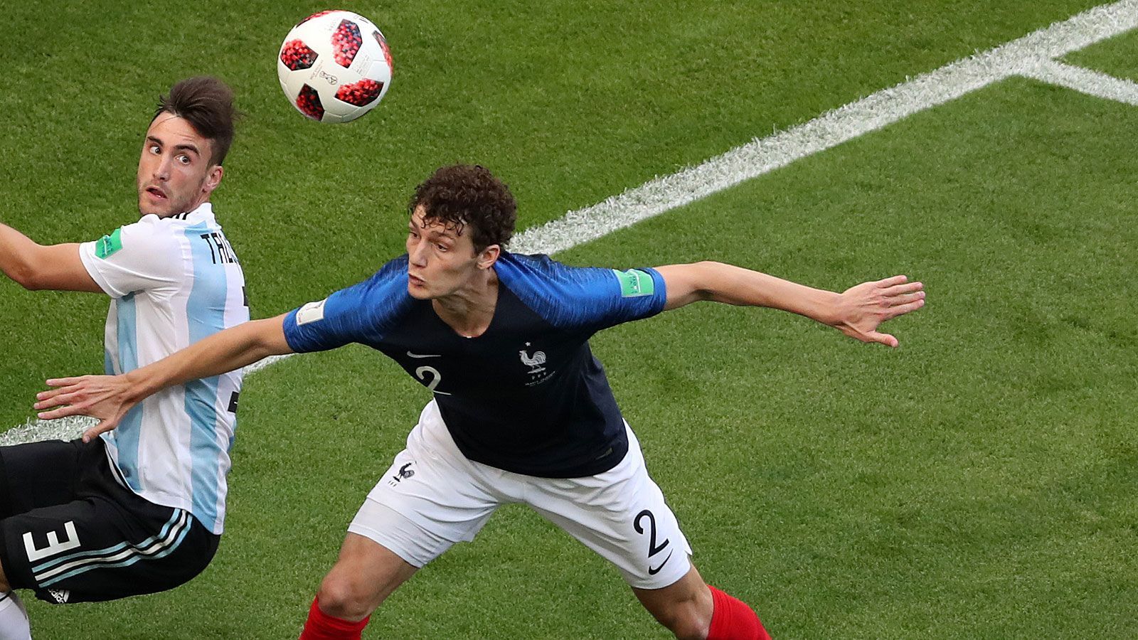 
                <strong>Benjamin Pavard</strong><br>
                Starkes Stellungsspiel. Von di Maria ist fast nichts zu sehen. Einmal ist er nicht am Mann - auch weil di Maria in die Mitte zieht - und schon klingelt es. Einmal foult er di Maria und nach dem Freistoß fällt das 1:2. Nach vorne wenig aktiv. Bei den wenigen Vorstößen macht er die überragende Bude zum 2:2. Allein für das 2:2 - ran-Note: 2
              