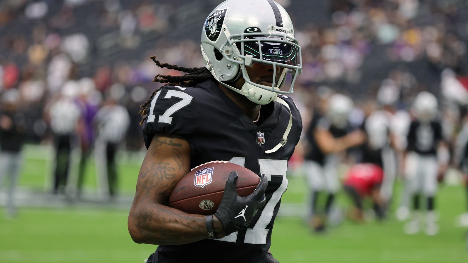 
                <strong>Wide Receiver und Tight End: Las Vegas Raiders</strong><br>
                Wide Receiver und Tight Ends werden in dieser Liste zusammen als Receiver-Corps bewertet. Dank des Trades von Davante Adams (Bild) sichern sich die Las Vegas Raiders die Spitzenposition. Nicht nur darf Derek Carr nun auf den wohl besten Passempfänger der NFL werfen, ihm stehen auch noch Hunter Renfrow (über 1.000 Yards und 9 Touchdowns 2021) und Tight End Darren Waller (1.861 Yards und 11 Touchdowns in den vergangenen beiden Jahren) zur Verfügung.Honorable Mention: Tampa Bay Buccaneers. Mike Evans, Chris Godwin und Julio Jones lesen sich auf dem Papier wie das beste Receiver-Trio aller Zeiten. Doch Godwin erholt sich noch von einem Kreuzbandriss und Jones hat seit 2019 mit Verletzungen zu kämpfen. Hinzu kommt das Karriereende von Rob Gronkowski.
              