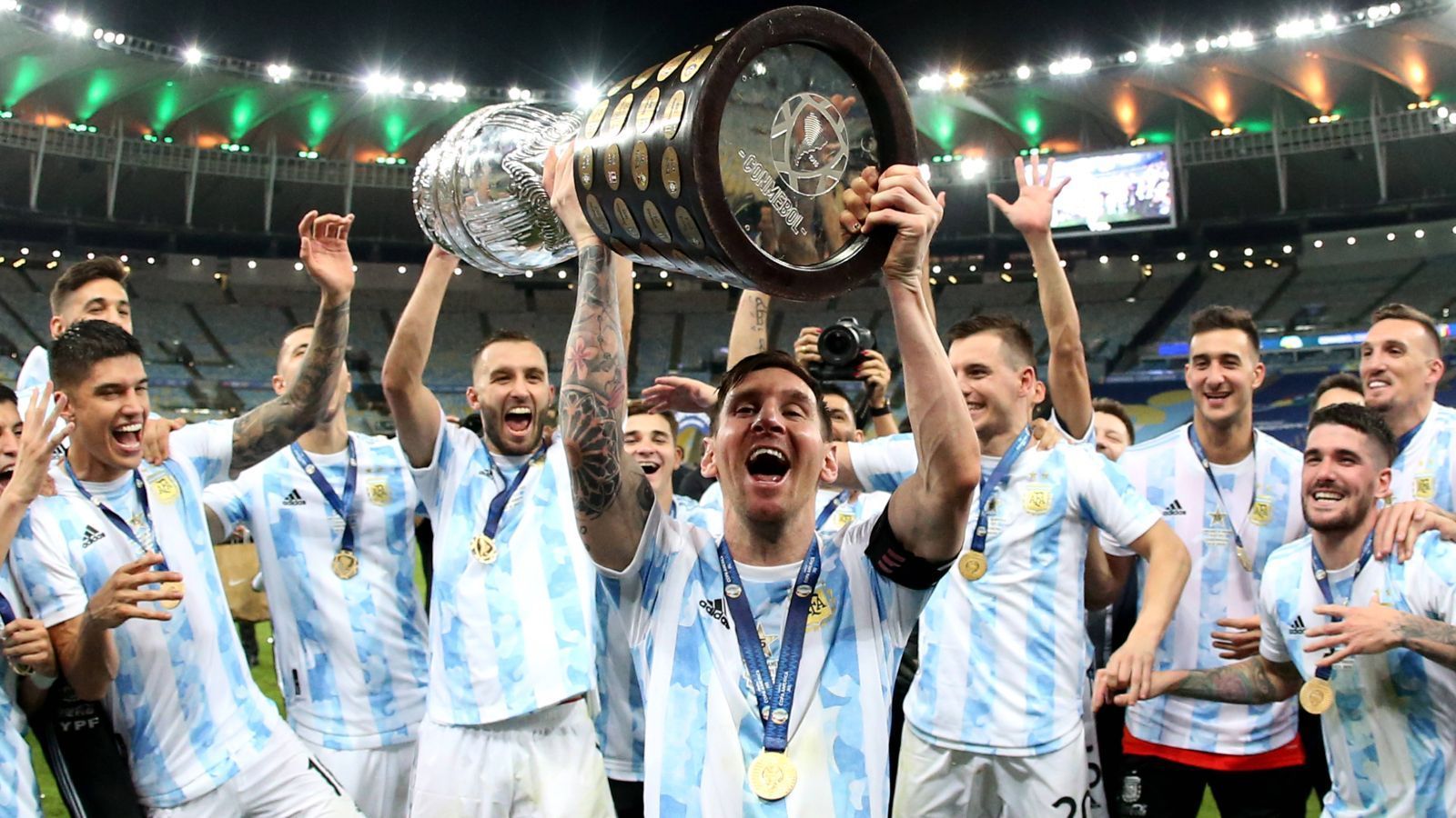 
                <strong>10. Juli 2021: Der erste große Titel mit der Nationalmannschaft</strong><br>
                Stets hing Messi in seiner großartigen Karriere nach, mit der Nationalmannschaft erfolglos gewesen zu sein. Naturgemäß wird er als Starspieler dafür zur Verantwortung gezogen. Im Juli 2021 war es dann aber endlich soweit: Durch ein 1:0 im Finale gegen Brasilien sicherte sich das von Messi als Kapitän angeführte Argentinien den Sieg bei der Copa America - im Land des großen Rivalen. Messi wurde gemeinsam mit Neymar als bester Spieler des Turniers ausgezeichnet, mit seinen nun 151 Länderspielen und 76 Treffern hält er die Rekordwerte für sein Land.
              
