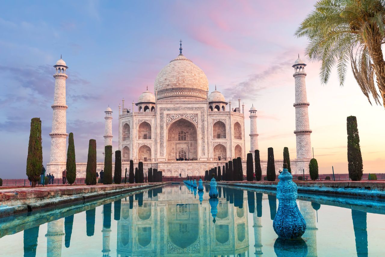 Taj Mahal in Indien: Eine steingewordene Liebeserklärung ist das Taj Mahal in Indien. Großmogul Shah Jahan baute es für seine verstorbene Frau Mumtaz Mahal. Auch er selbst liegt hier begraben.