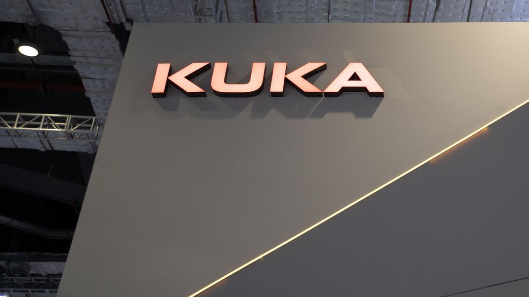 Das schwäbische Traditionsunternehmen Kuka wird an seinem Heimatstandort Augsburg kräftig Stellen abbauen.