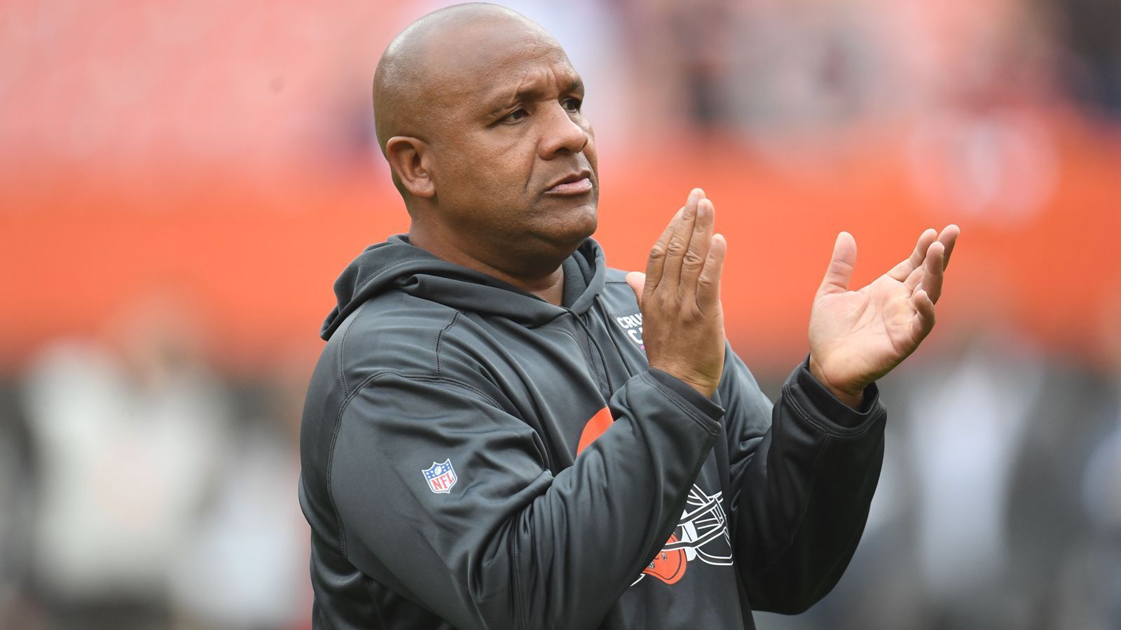 
                <strong>VERLIERER: Hue Jackson</strong><br>
                Hue Jackson durfte trotz einer 0-16-Saison bei den Cleveland Browns bleiben, schaffte es aber trotz eines verbesserten Kaders nicht, erfolgreichen Football spielen zu lassen. Nach einem 2-5-1 Start wurde er entlassen und ging danach ins Coaching Team der Cincinnati Bengals. Während er sechs von sieben Spielen mit den Bengals verlor (zwei davon gegen die Browns), zeigte sein früherer Defensive Coordinator Gregg Williams wie man es richtig macht und führte die Browns zu einer deutlich verbesserten Endbilanz von 7-8-1. 
              