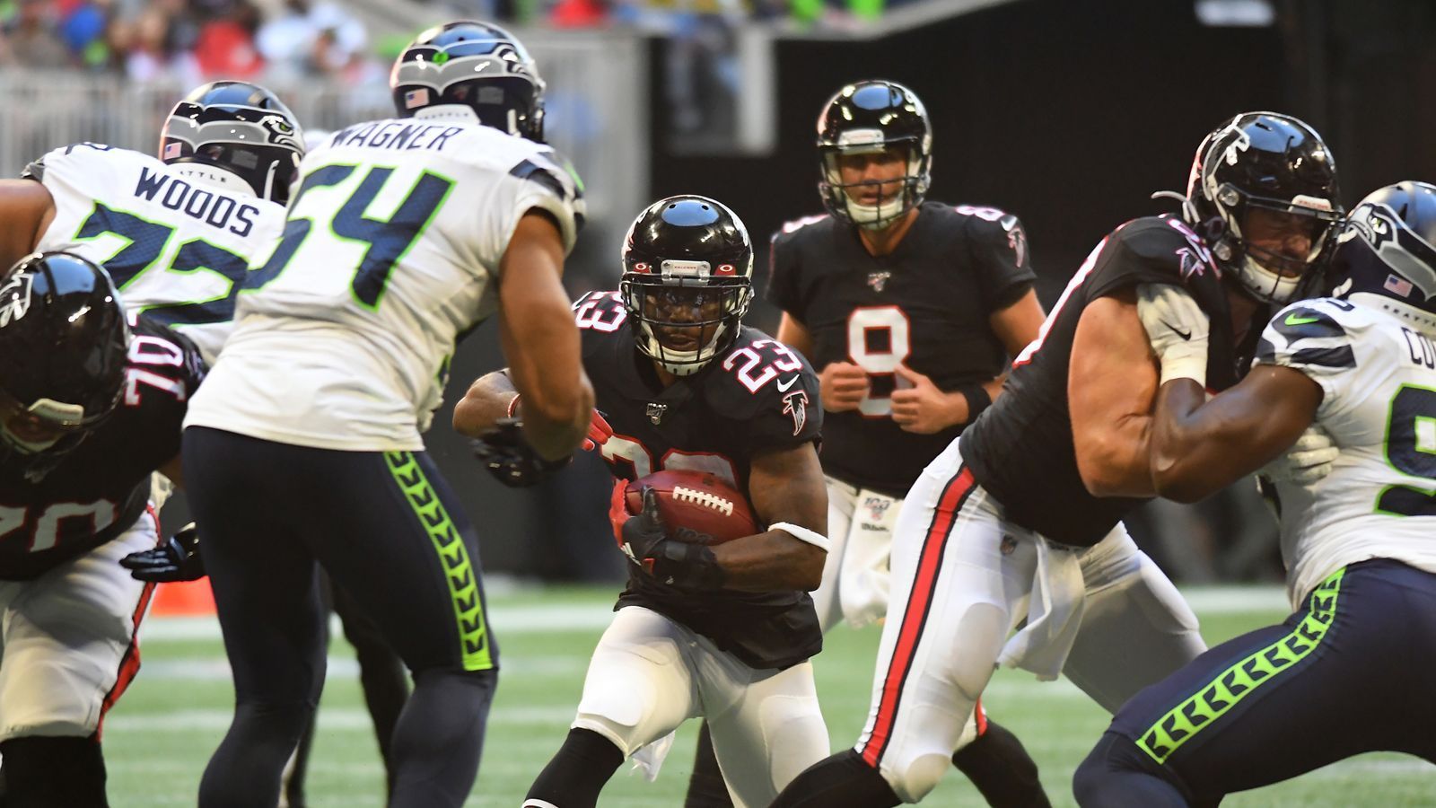 
                <strong>Seattle Seahawks at Atlanta Falcons</strong><br>
                Die Seattle Seahawks reisen am ersten Spieltag zu den Atlanta Falcons, am Sonntag ab 19:00 Uhr im Livestream auf ran.de. Die Falcons werden vom ehemaligen Defensive Coordinator der Seahawks, Dan Quinn, trainiert. Stecker sieht aber Seattle vorn. Der Grund: "Die Defense macht es!"
              