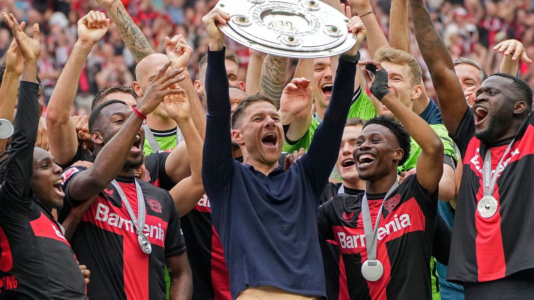 Das Eröffnungsspiel der neuen Bundesliga-Saison mit Meister Leverkusen in Mönchengladbach gibt's live im Free-TV zu sehen. 