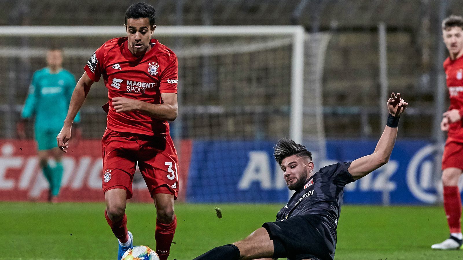 
                <strong>Sarpreet Singh</strong><br>
                Drittliga- und Bundesliga-Meister darf sich neben den zahlreichen, anderen Talenten der Bayern auch noch der Neuseeländer Sarpreet Singh nennen. Der 21 Jahre alte Nationalspieler war in der 3. Liga mit jeweils sieben Toren bzw. Vorlagen ein absoluter Leistungsträger auf dem Weg zum Titel des sensationell starken Aufsteigers. Die persönliche Weiterentwicklung Singhs wurde durch zwei Einsätze für die Bayern in der Bundesliga belohnt (insgesamt 72 Minuten). Neben Torwart-Talent Christian Früchtl hat der FCB auch den Offensivspieler an den 1. FC Nürnberg ausgeliehen. Die Dauer des Leihgeschäfts wurde nicht bekanntgegeben.
              