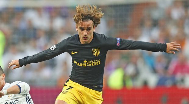 
                <strong>Antoine Griezmann (Atletico Madrid)</strong><br>
                Sein super Pass auf Landsmann Gameiro, der allein auf Navas zulaufen kann, hätte ein Tor verdient gehabt. In der ersten halben Stunde ist Griezmann so ziemlich der einzige Colchonero, dem offensiv etwas gelingt. Als Ronaldo zur nächsten Gala ansetzt, versteckt sich Griezmann mehr und mehr. In Halbzeit zwei nur noch mit ein, zwei auffälligen Aktionen, ansonsten blass. ran-Note: 3
              