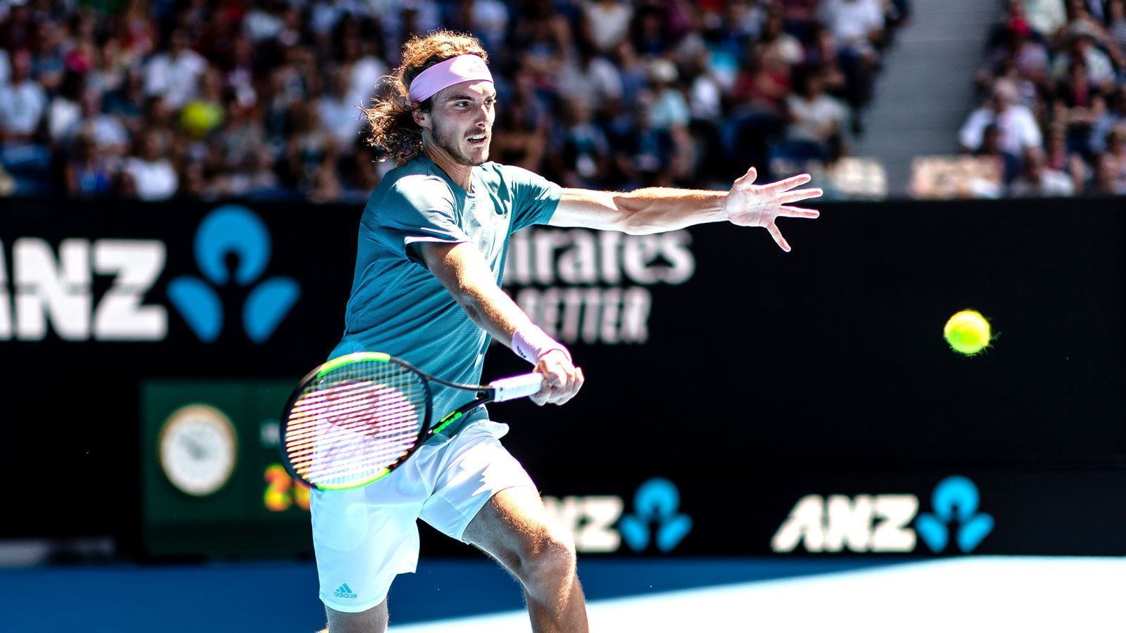 
                <strong>Griechenlands neue Tennis-Hoffnung: Das ist Stefanos Tsitsipas</strong><br>
                Dieser junge Mann begeistert momentan die Tennis-Welt. Stefanos Tsitsipas schaltete im Achtelfinale der Australian Open sensationell Roger Federer aus. In der nächsten Runde setzte er sich mit 7:5, 4:6, 6:4, 7:6 (2) gegen den Spanier Roberto Bautista Agut durch. Im Halbfinale wartet jetzt Superstar Rafael Nadal. Für den 20-Jährigen ist es ein kometenhafter Aufstieg. Vor einem Jahr war er noch die Nummer 161 der Welt, jetzt steht er kurz vor dem Einzug in sein erstes Grand-Slam-Finale. Sport liegt Tsitsipas aber auch im Blut. ran.de stellt den jungen Griechen vor.  
              