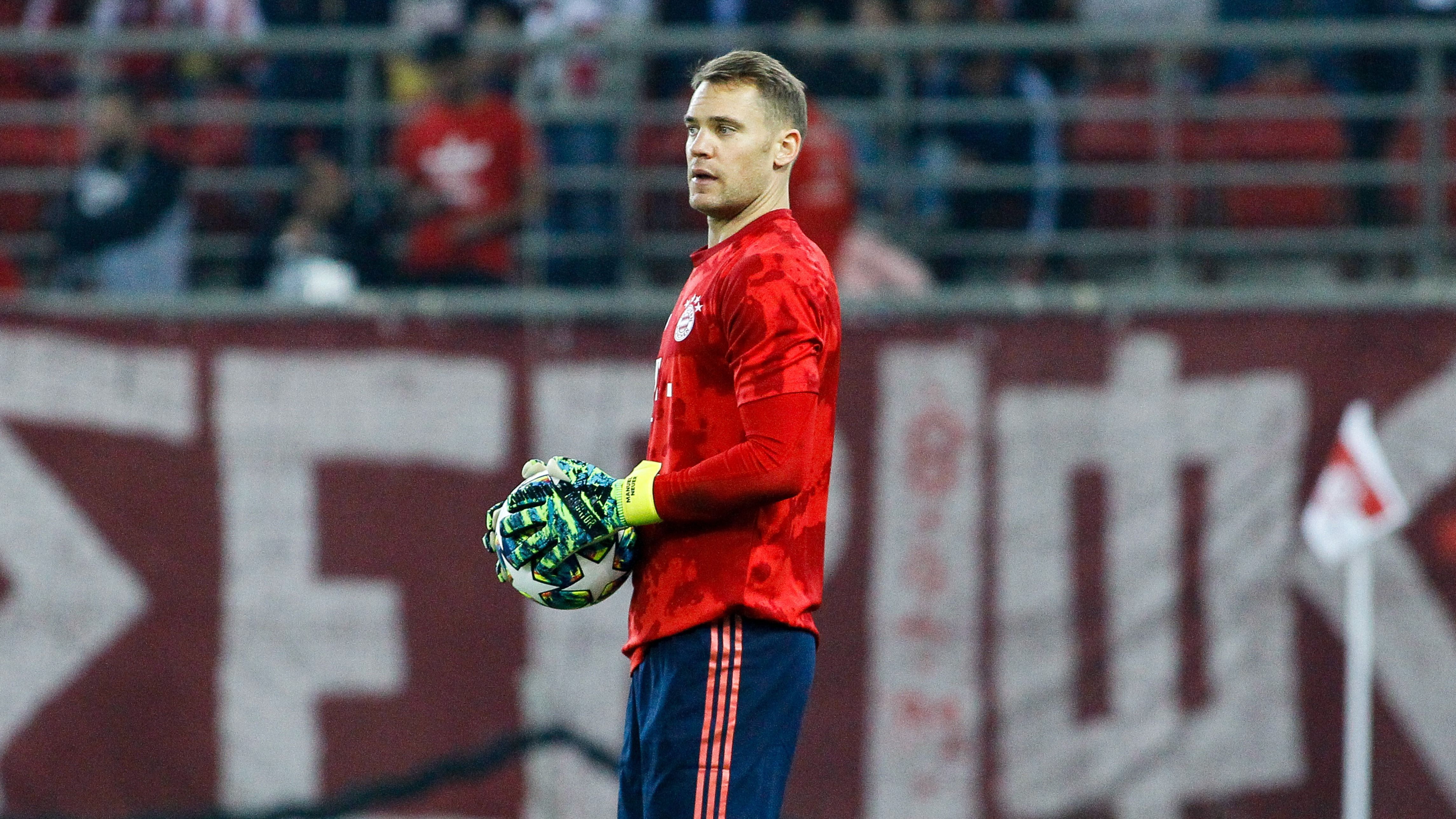 
                <strong>Manuel Neuer</strong><br>
                Gleich bei seiner ersten Bewährungsprobe wird der Kapitän kalt erwischt, als er El Arabis Kopfball erst hinter der Linie pariert. Besser reagiert er bei der unglücklich von Hernandez abgefälschten Hereingabe. Beim 2:3 durch Guilhermes Fernschuss ist Neuer machtlos, weil Thiago das Geschoss abfälscht. Kurz vor Schluss ist der viermalige Keeper weder auf dem Posten. ran-Note: 3
              