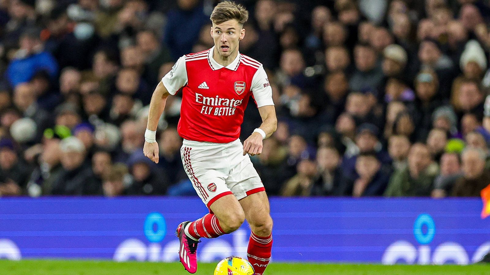 
                <strong>Kieran Tierney</strong><br>
                Ein bisschen Geld könnte Kieran Tierney in die Kassen von Arsenal spülen, falls er den Klub zum Ende der Saison verlassen würde. Der Vertrag des Schotten geht bis Sommer 2026 und laut "transfermarkt.de" liegt sein Marktwert momentan bei 25 Millionen Euro. Der Verteidiger stand in dieser Saison unter Coach Mikel Arteta nur vier Mal in der Startelf in der Liga, neun Mal blieb er in dem Wettbewerb gänzlich ohne Einsatz. Ein Verbleib soll daher fraglich sein.
              