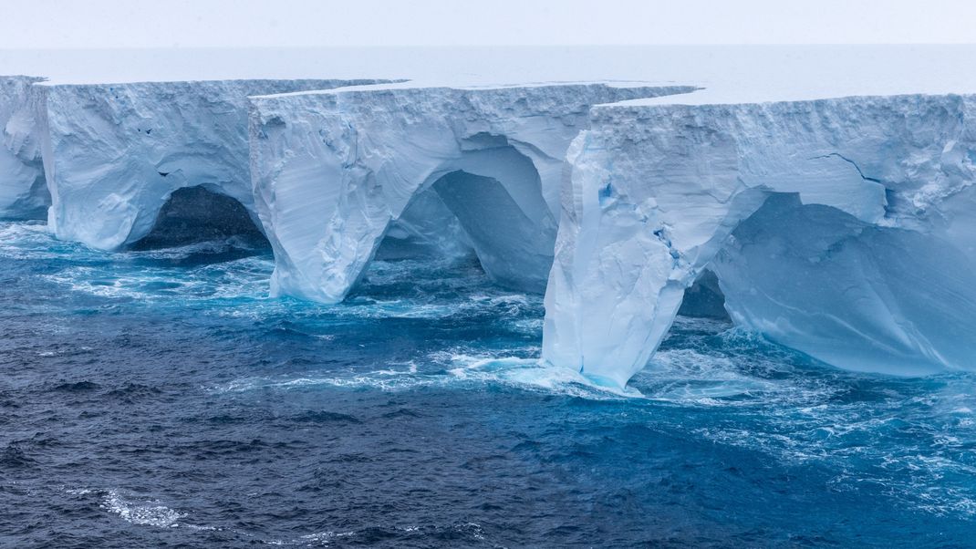 Das Bild zeigt die gebildeten Bögen im derzeit größten Eisberg der Welt, dem A23a.