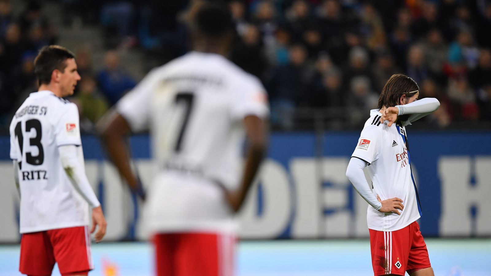
                <strong>Hamburger SV (Zweiter, 31 Punkte)</strong><br>
                Vorbereitung: Gegen Schalke (0:4) und Lübeck (2:5) kassierte der HSV im Winter bittere Testspiel-Niederlagen, nur gegen Basel (2:0) gelang ein Sieg. Der HSV hat sich in der Winterpause verstärkt, um nicht nochmal das große Ziel zu verpassen. Mit den Leihspielern Louis Schaub (Mittelfeld, 1. FC Köln), Jordan Beyer (Abwehr, Gladbach) und Joel Pohjanpalo (Sturm, Leverkusen) wurde jeder Mannschaftsteil bedient, der Fokus lag vor allem auf der Offensive. Die drei Neuen zeigen, wo der HSV mit aller Macht wieder hin will. 
              