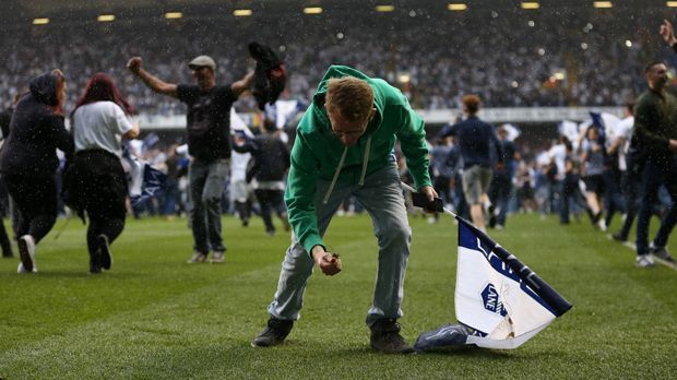 
                <strong>Tottenham Hotspur: Abschied von der White Hart Lane 8</strong><br>
                ... und sicherten sich ihre ganz persönlichen Erinnerungen, wie etwa ein Stück des Rasen an der White Hart Lane.
              