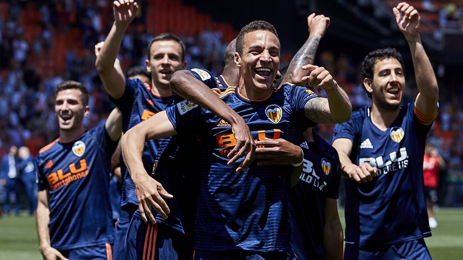 
                <strong>FC Valencia: Endlich wieder Champions League</strong><br>
                Nach zwei Jahren auf den Platz elf bzw. zwölf hat Trainer Marcelino den FC Valencia zuletzt mit Platz vier zurück in die Königsklasse geführt. Mit 73 Punkten lagen die "Fledermäuse" in der Endabrechnung nur sechs Punkte hinter Vizemeister Atletico Madrid, aber zwölf Punkte vor Rang fünf - die Qualifikation für die Königsklasse war somit also vorzeitig klar. Hauptverantwortlich für eine starke Saison war Torjäger Rodrigo (v.) mit 16 Ligatoren für Valencia. Auf den Nationalspieler wird es nun in der kommenden Spielzeit ebenso ankommen, wie auf ...
              