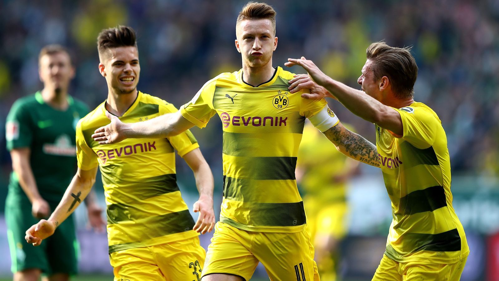 
                <strong>Platz 13 - Borussia Dortmund (Deutschland)</strong><br>
                Social-Media-Fans gesamt: 23,7 MillionenFacebook: 15,4 MillionenTwitter: 3,2 MillionenInstagram: 5,1 Millionen
              