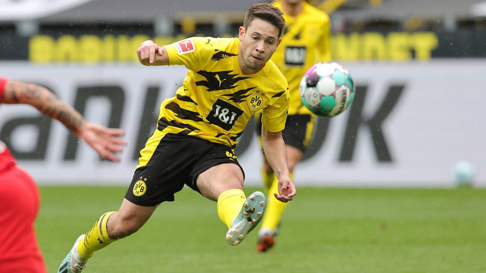 
                <strong>Platz 8 (geteilt): Raphael Guerreiro (Borussia Dortmund)</strong><br>
                Der Dortmunder Aufschwung im Jahr 2021 bleibt auch beim Transferwert von Raphael Guerreiro hängen. Der Portugiese, der als frischgebackener Europameister 2016 ins Ruhrgebiet wechselte, hatte immer wieder mit Verletzungen zu kämpfen, in den vergangenen Monaten jedoch blieb er weitestgehend davon verschont und zeigte Top-Leistungen. Auch sein Wert stieg um fünf Millionen auf nun 40 Millionen Euro.
              