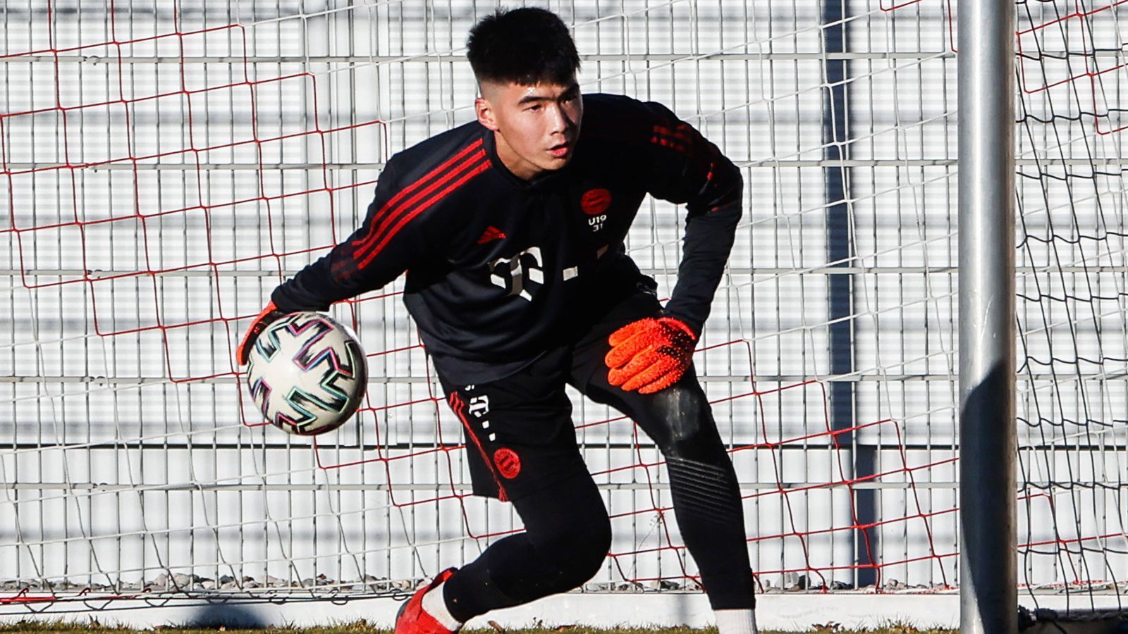 
                <strong>Shaoziyang Liu</strong><br>
                Bei der recht hohen Anzahl an Torhüter-Talenten im Münchner Nachwuchs bis rauf zur Amateur-Mannschaft, ist nicht für alle gleichzeitig Platz und Perspektive an der Säbener Straße. Entsprechend ist mit dem Chinesen Shaoziyang Liu eine der Nachwuchs-Hoffnungen der Münchner aktuell verliehen. Der 18-Jährige wurde direkt nach seiner Verpflichtung Anfang 2022 nach Österreich zum dortigen Bundesligisten Austria Klagenfurt abgegeben. Als Leihspieler hat der 1,90 Meter große Keeper am Wörthersee aber nach wie vor nicht den Durchbruch geschafft. Er darf lediglich in der zweiten Mannschaft der Klagenfurter ran, die aber eben nur in der Landesliga an den Start geht. Lius Vertrag bei den Bayern läuft noch bis 2025. 
              