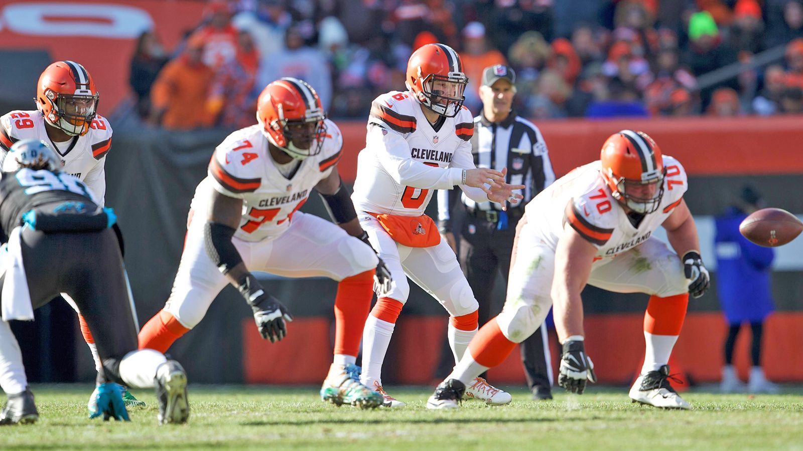 
                <strong>Draft Needs der Cleveland Browns</strong><br>
                In der ersten Runde des Drafts müssen die Browns pausieren. Für ihren First Rounder haben sie aber mit Odell Beckham Jr. Riesen-Qualität auf der Receiver-Position bekommen. Ohnehin scheinen die Browns eines der heißesten Teams im Hinblick auf die neue Saison zu sein – tatsächlich muss man ein wenig nach Positionsgruppen suchen, die verstärkt werden müssen. Vermutlich dürfte ein O-Liner auf der Draft-Liste stehen, der den abgewanderten Kevin Zeitler ersetzen kann. Im Backfield wurde der in den OBJ-Trade involvierte Safety Jabrill Peppers durch Morgan Burnett ersetzt. Allerdings könnte ein zweiter Cornerback neben Pro Bowler Denzel Ward im Draft in Angriff genommen werden.
              