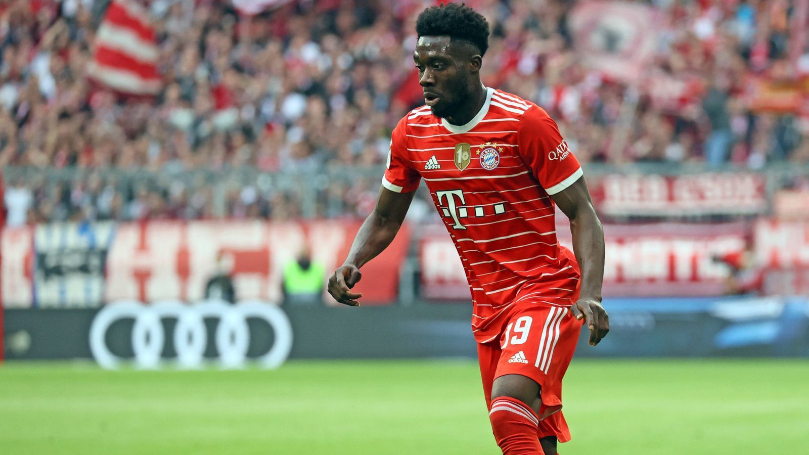 
                <strong>Platz 2 (geteilt): Alphonso Davies</strong><br>
                &#x2022; Preis: 15 Millionen<br>&#x2022; Verein: FC Bayern München<br>&#x2022; Punkte 2021/22: 207<br>
              