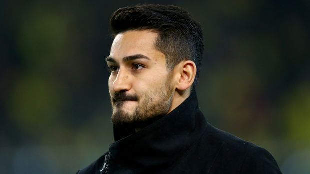 
                <strong>Ilkay Gündogan: Die Vertragssituation</strong><br>
                Die Vertragssituation: Bei Borussia Dortmund läuft Gündogans Vertrag im Sommer 2017 aus. Wollen die Schwarz-Gelben eine Ablöse für den 25-Jährigen kassieren, müssen sie ihn im Sommer oder im Winter verkaufen. In der laufenden Saison steht Gündogan bisher 22 Mal in der Liga auf dem Platz und erzielt dabei ein Tor.
              