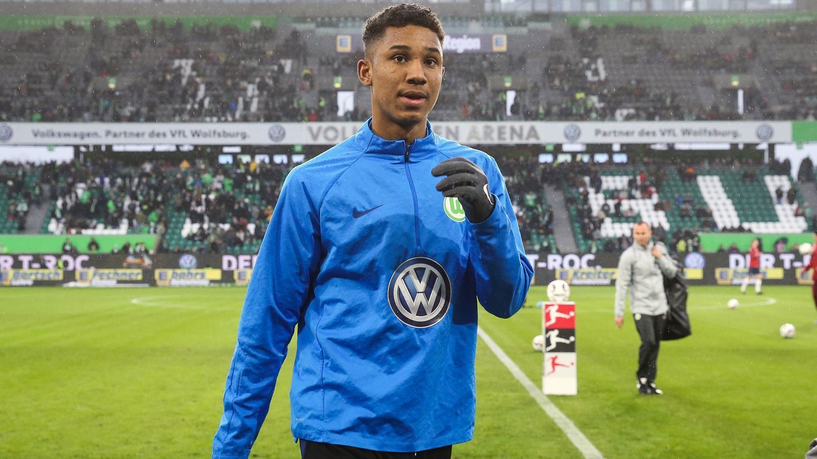 
                <strong>Felix Uduokhai (VfL Wolfsburg)</strong><br>
                Beim VfL Wolfsburg hatte der talentierte Innenverteidiger Felix Uduokhai zuletzt eher einen etwas schwereren Stand. Nur elf Mal durfte der 21-Jährige in der abgelaufenen Bundesliga-Saison unter Coach Bruno Labbadia ran. Auf Nationalmannschafts-Ebene wirkt der 1,92-Meter-Hüne derzeit im EM-Aufgebot der deutschen U21 mit. Aufgrund seines nigerianischen Vaters, könnte der frühere Profi von 1860 München künftig aber auch jederzeit für die "Super Eagles" kicken. 
              