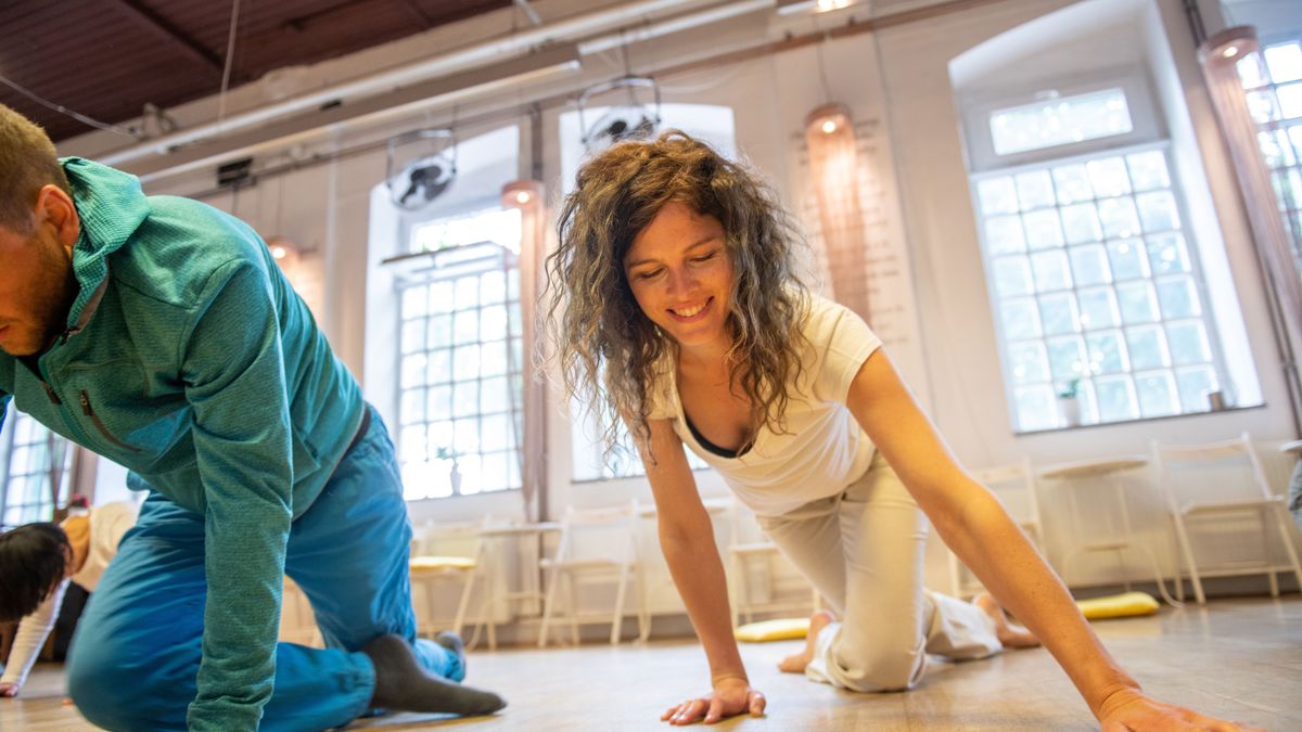 Frau und Mann beim Crawling/Fitness